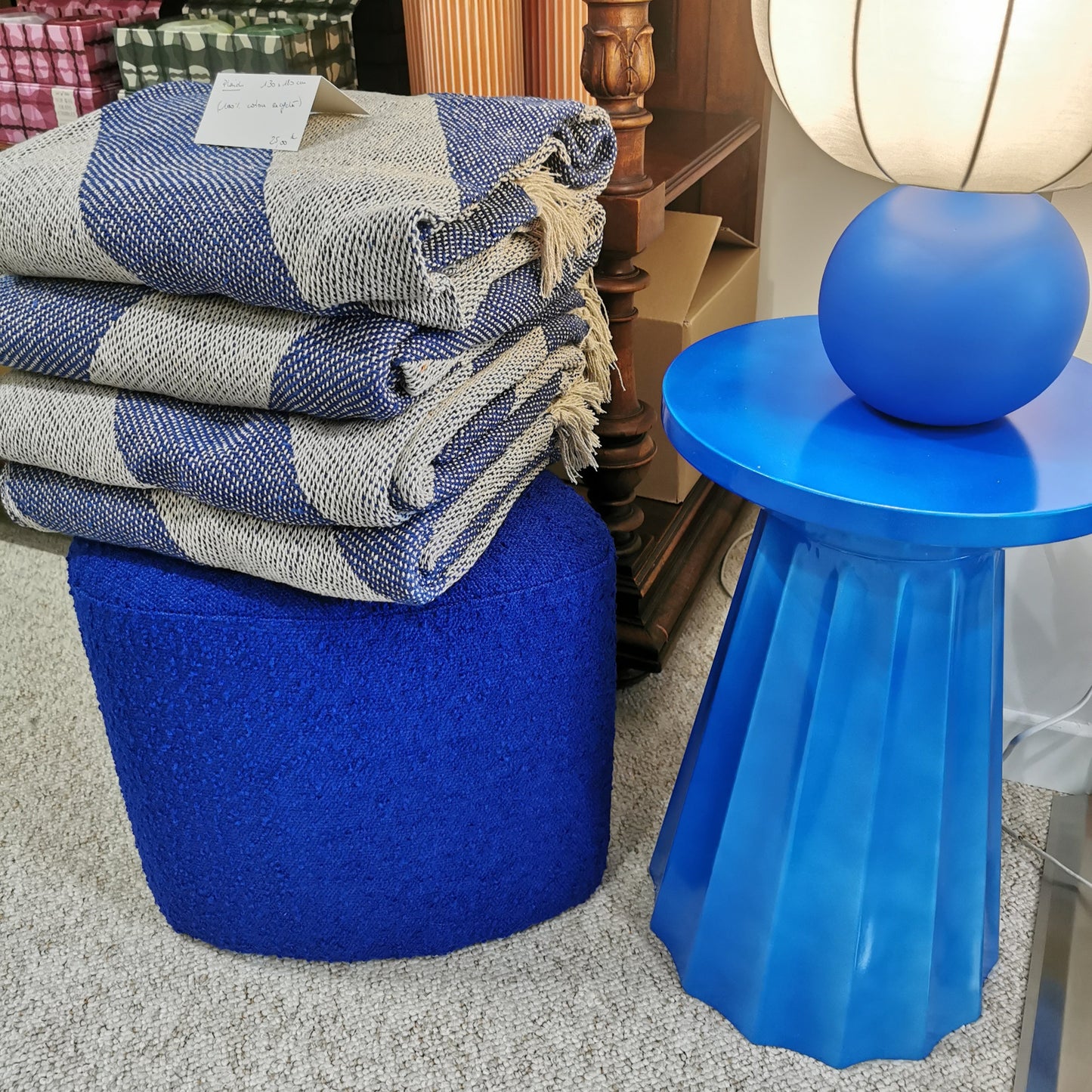 Pouf EVE bleu et table d'appoint LILOU bleue, de OPJET PARIS
