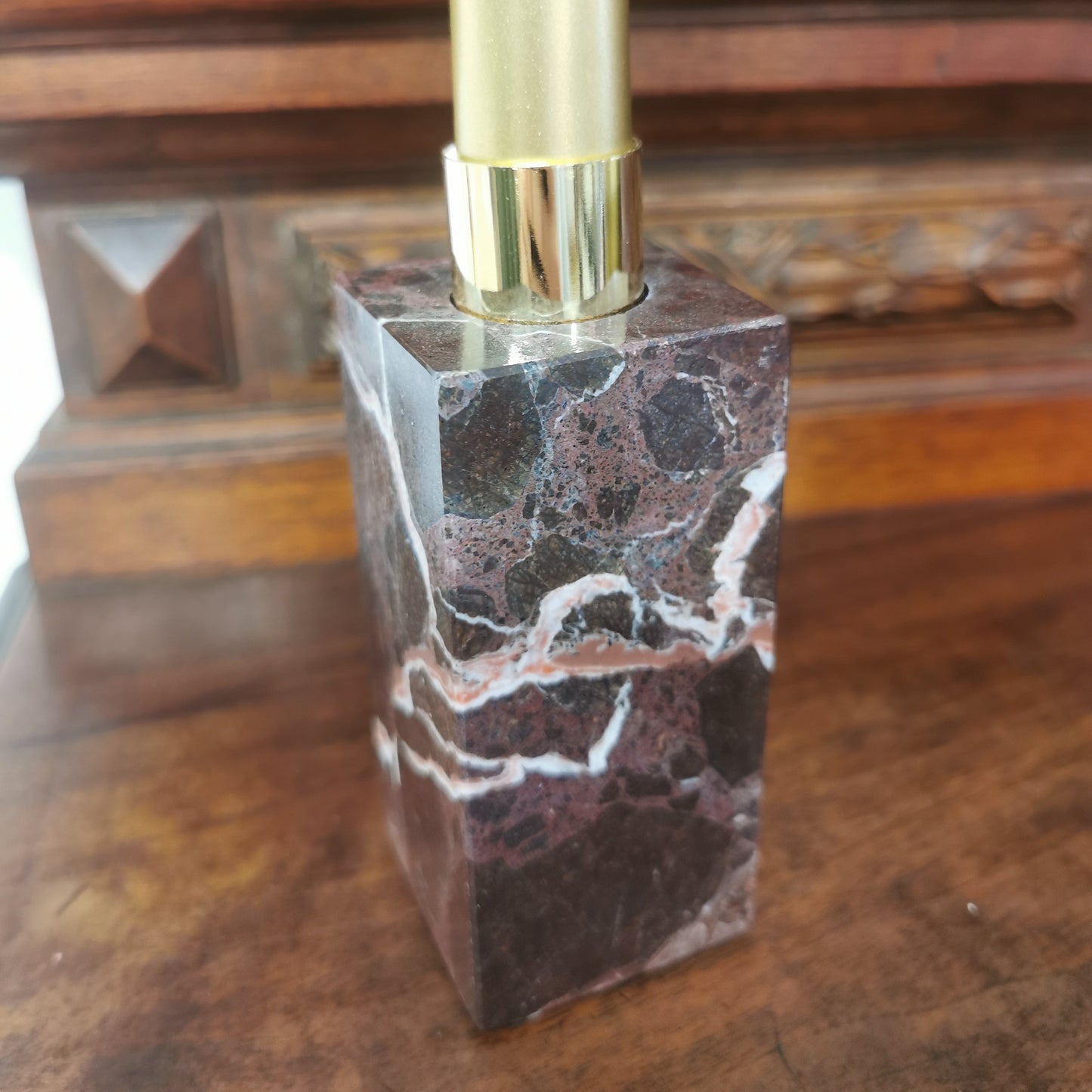 Bougeoir haut en marbre rouge