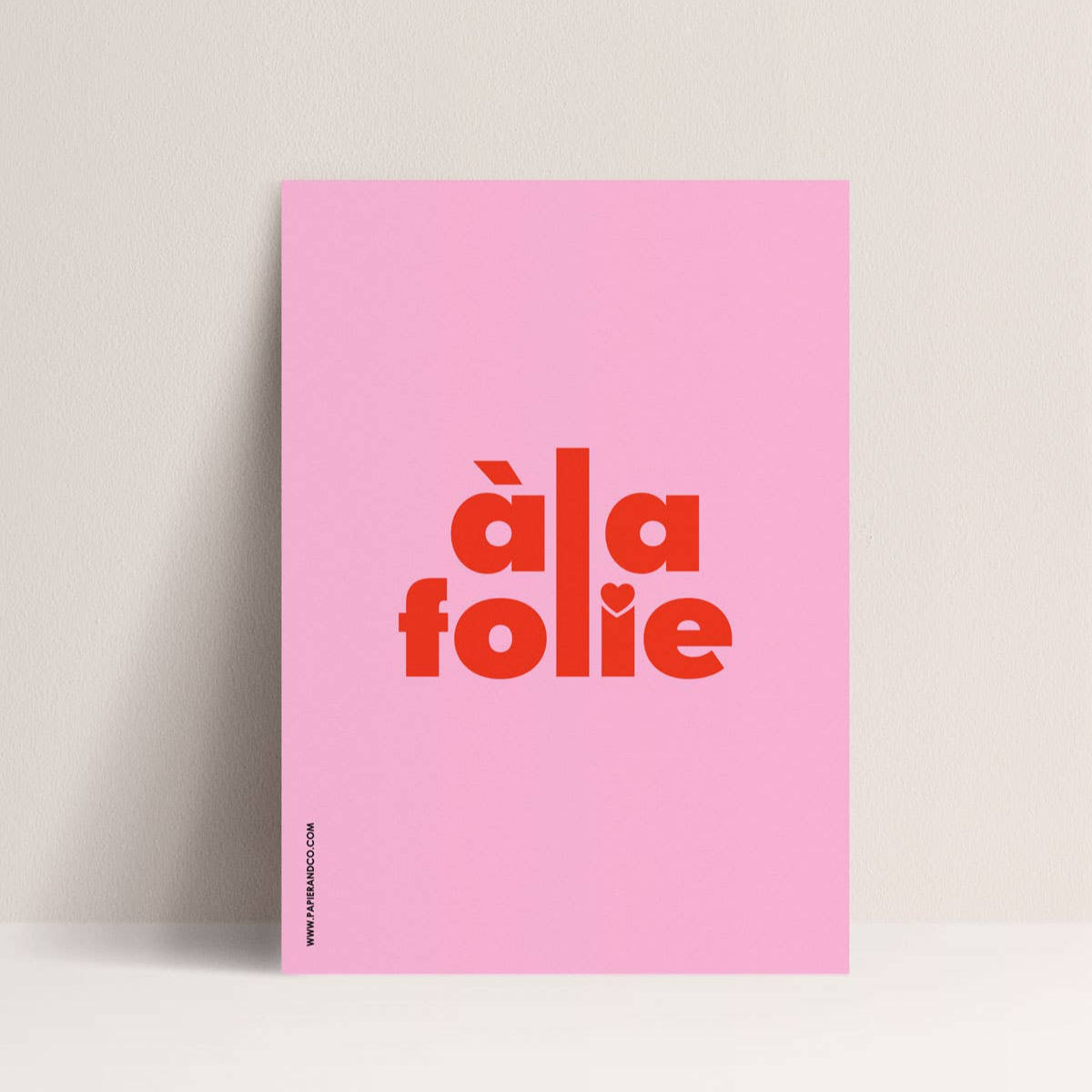 Affiche À LA FOLIE Papier & Co – fond rose et typographie rouge – Poster déco 30x40 cm