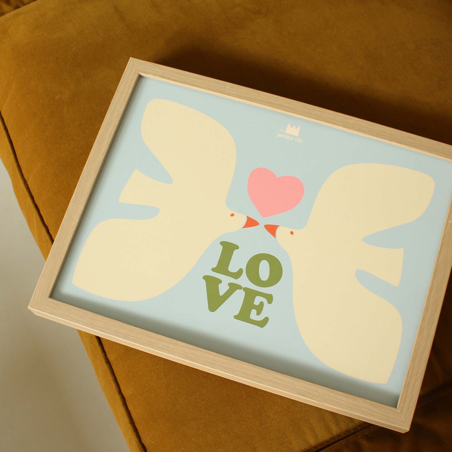 Affiche les oiseaux de l'amour, posée et encadrée, de MA PETITE VIE.