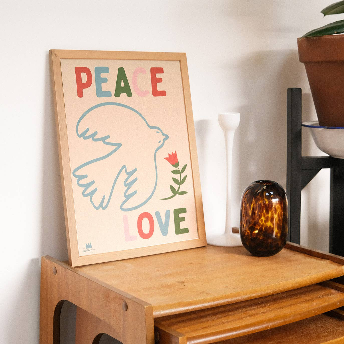 Affiche encadrée PEACE AND LOVE, colombe et message sur fond beige