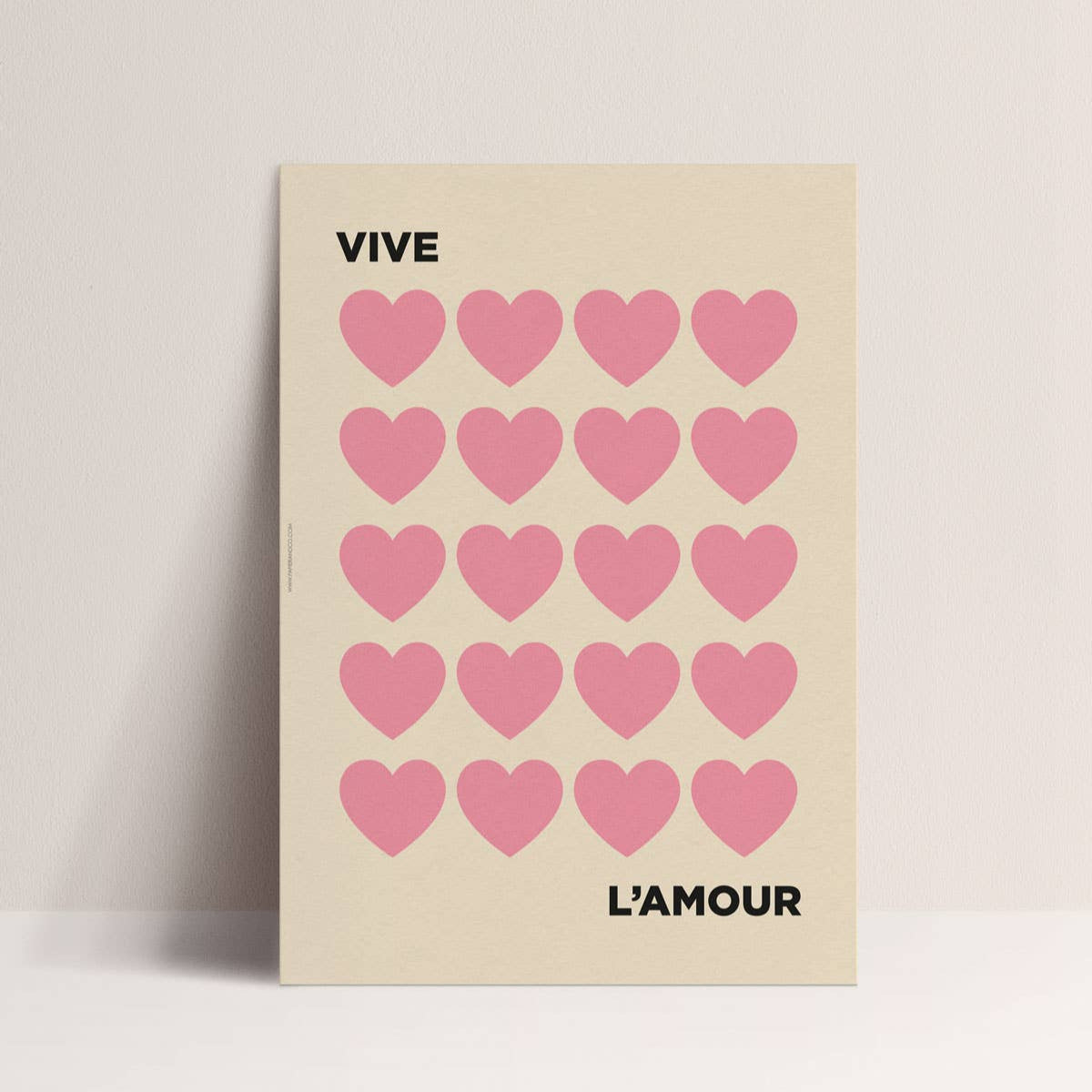 Affiche Vive l'Amour – Papier & Co – fond crème, cœurs roses, typographie noire – format 30x40 cm