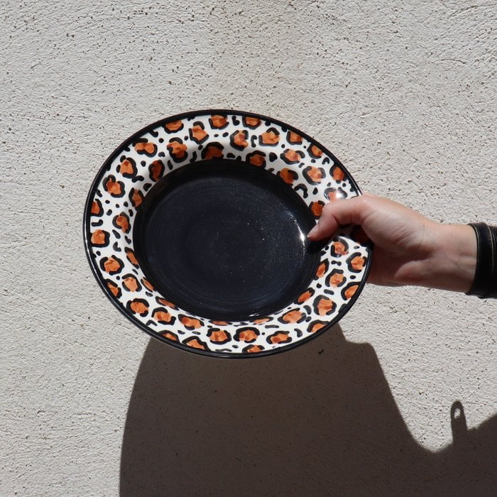 Assiette creuse motif léopard, FIERA de Maison Marmol, fabriquée en Espagne.