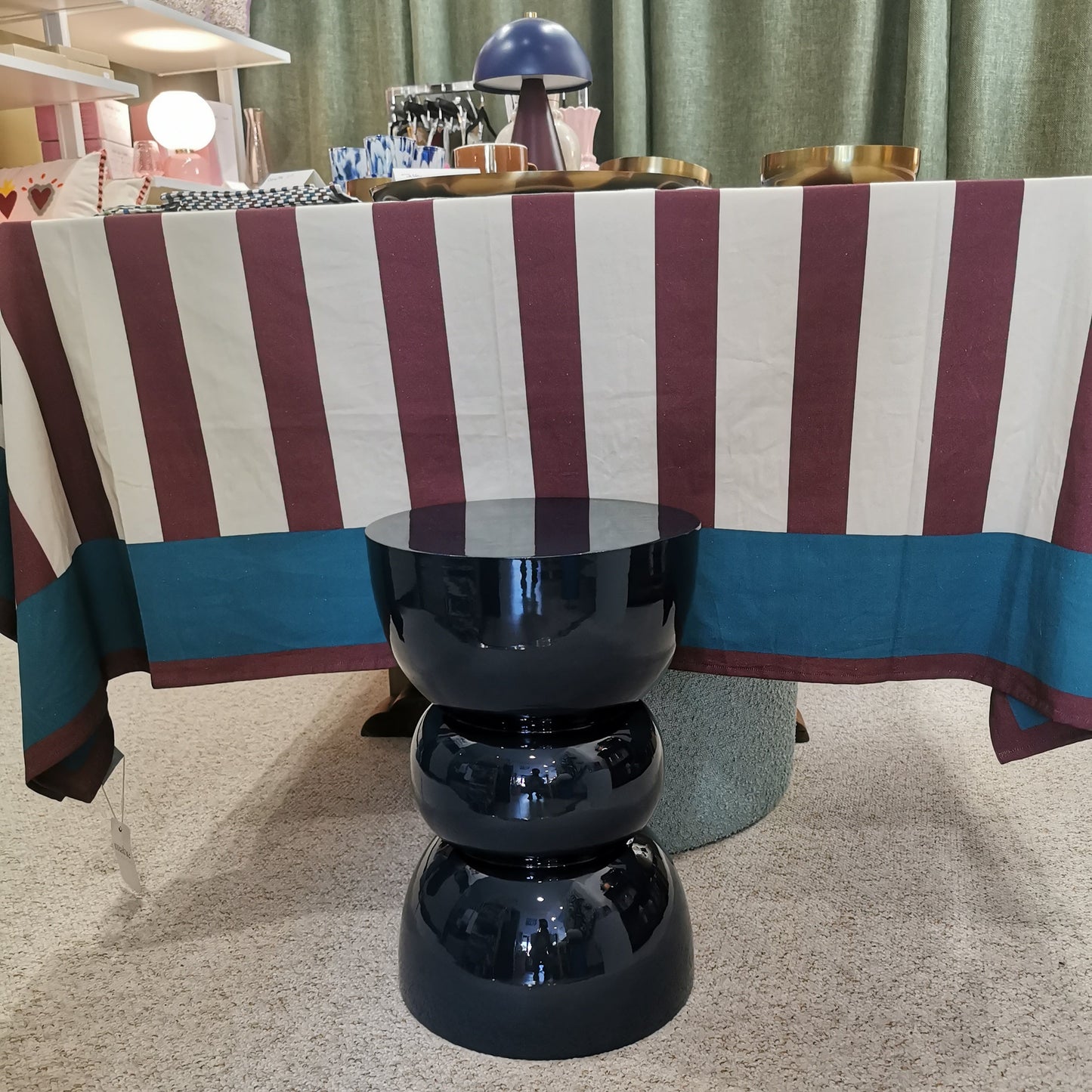 Table d'appoint TITOU bleu foncé, de la marque OPJET PARIS, en métal émaillé