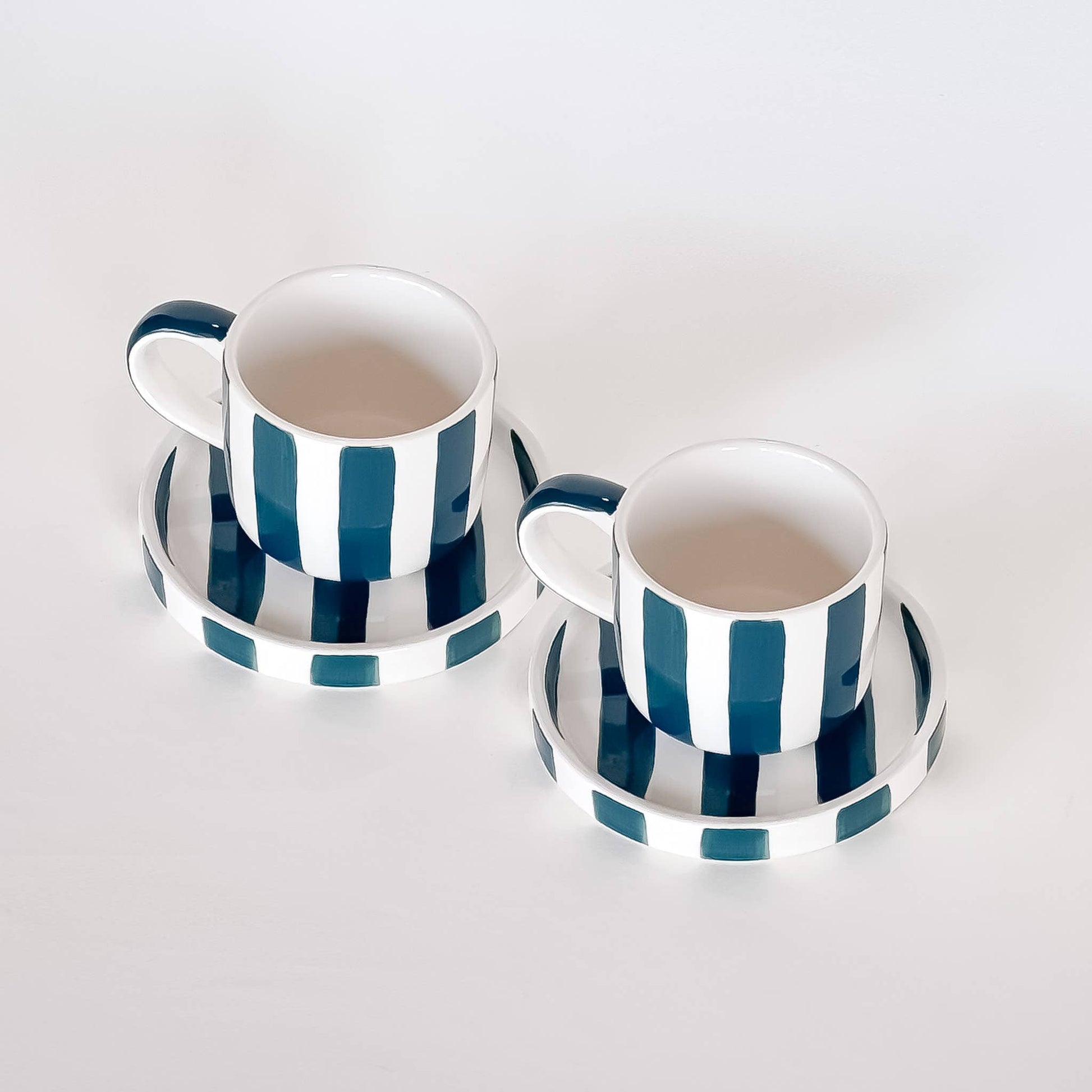 Set de deux tasses espresso rayées vert doux et blanc avec soucoupes assorties, collection STRIPES de MAGAZIN MINORI.
