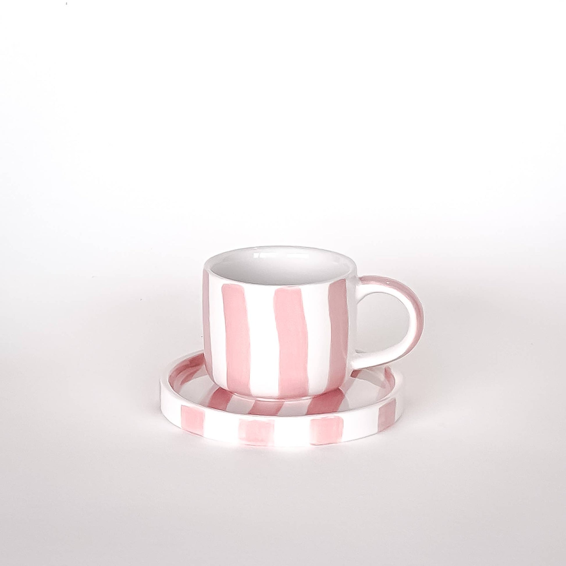 Set de deux tTsoucoupes en céramique blanche à rayures rose tendre, modèle STRIPES Incanto Rose de Magazin Minori.