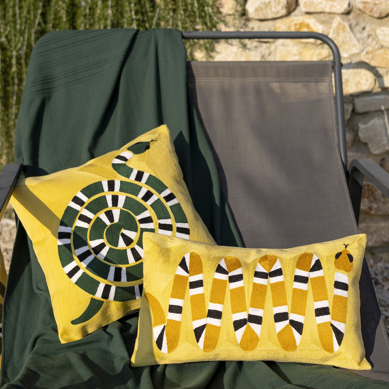 Coussin brodé YOKA mangue - 45x45 cm