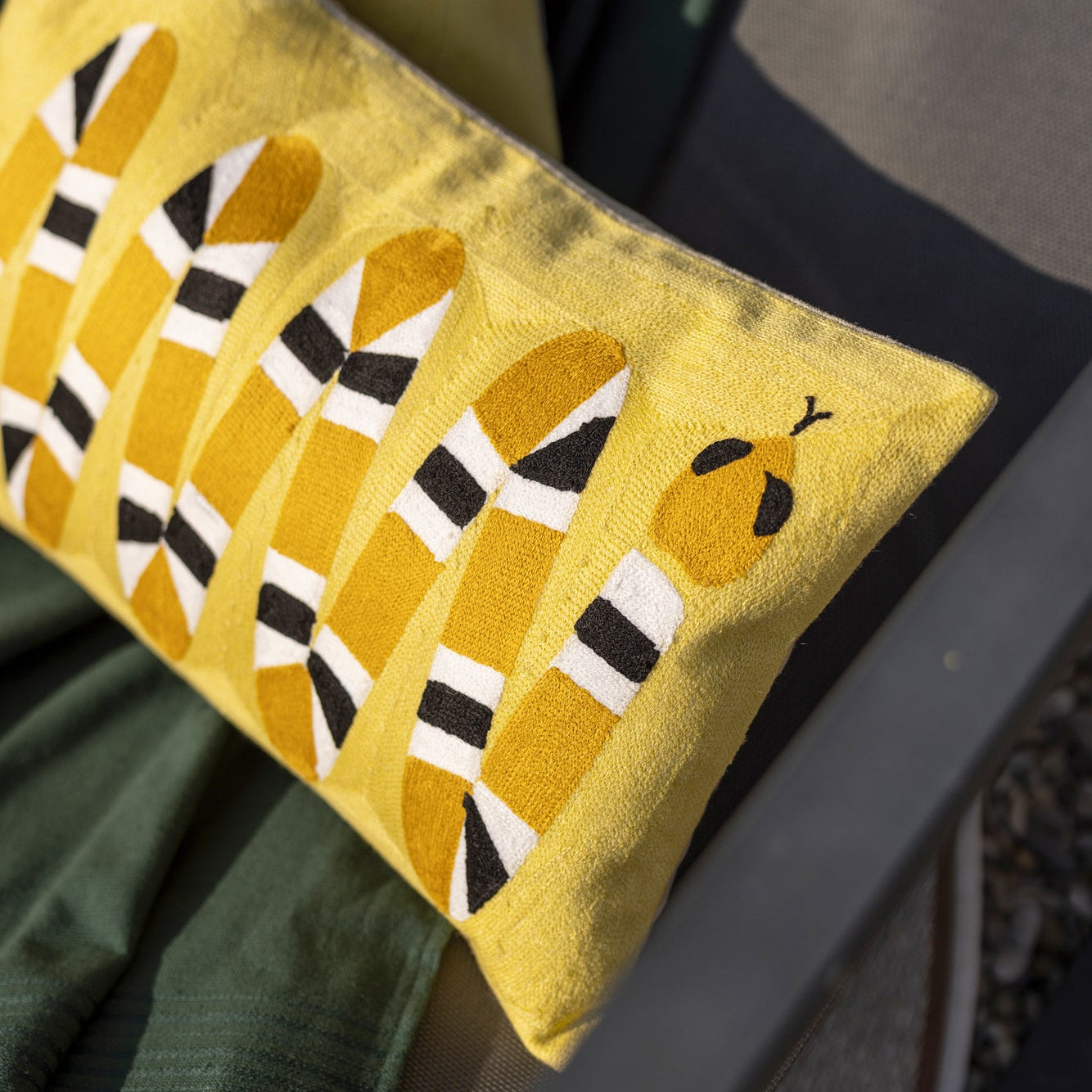 Coussin brodé YOKA mangue - 30x50 cm