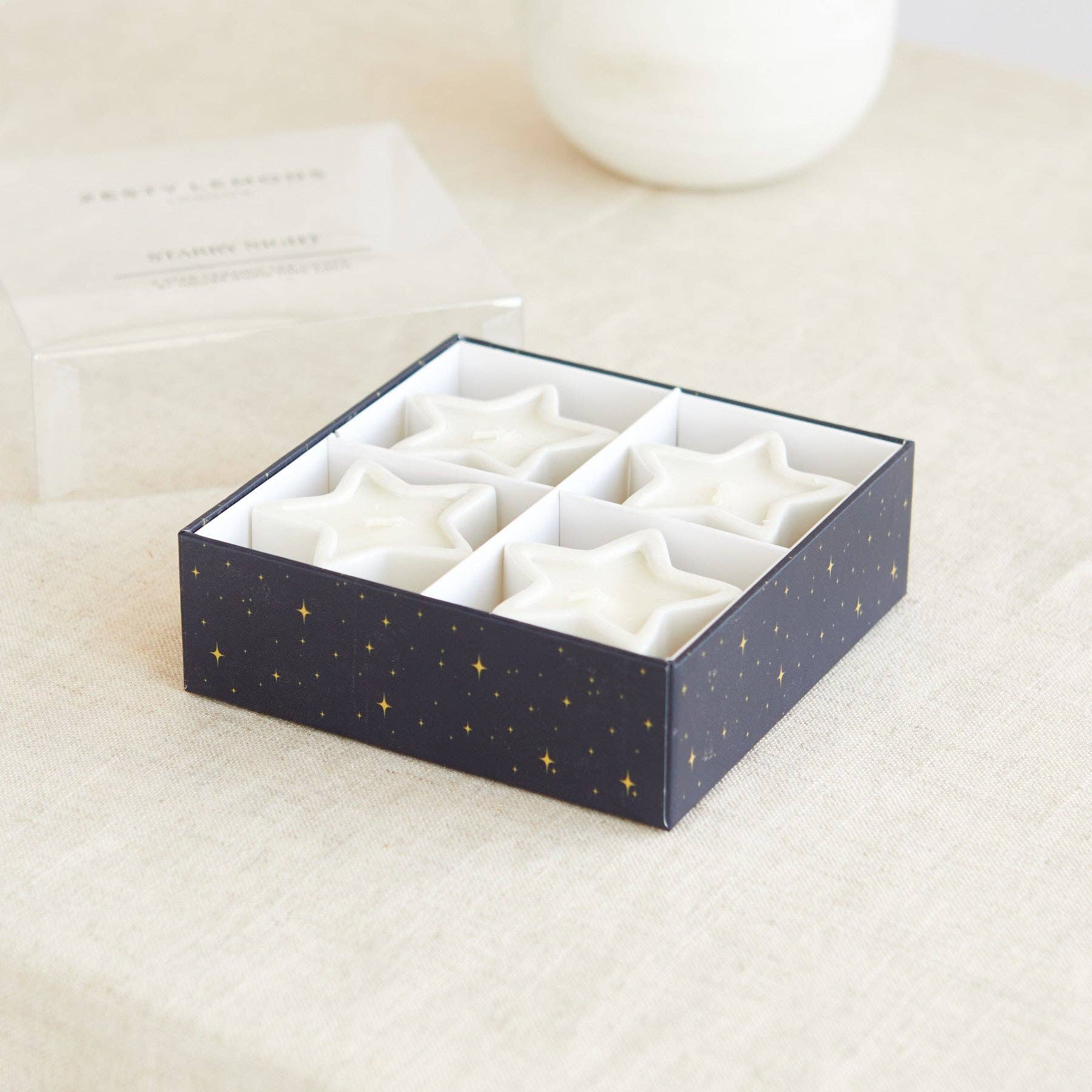 Coffret Zesty Lemons contenant quatre bougies en céramique en forme d’étoile parfum Starry Night.