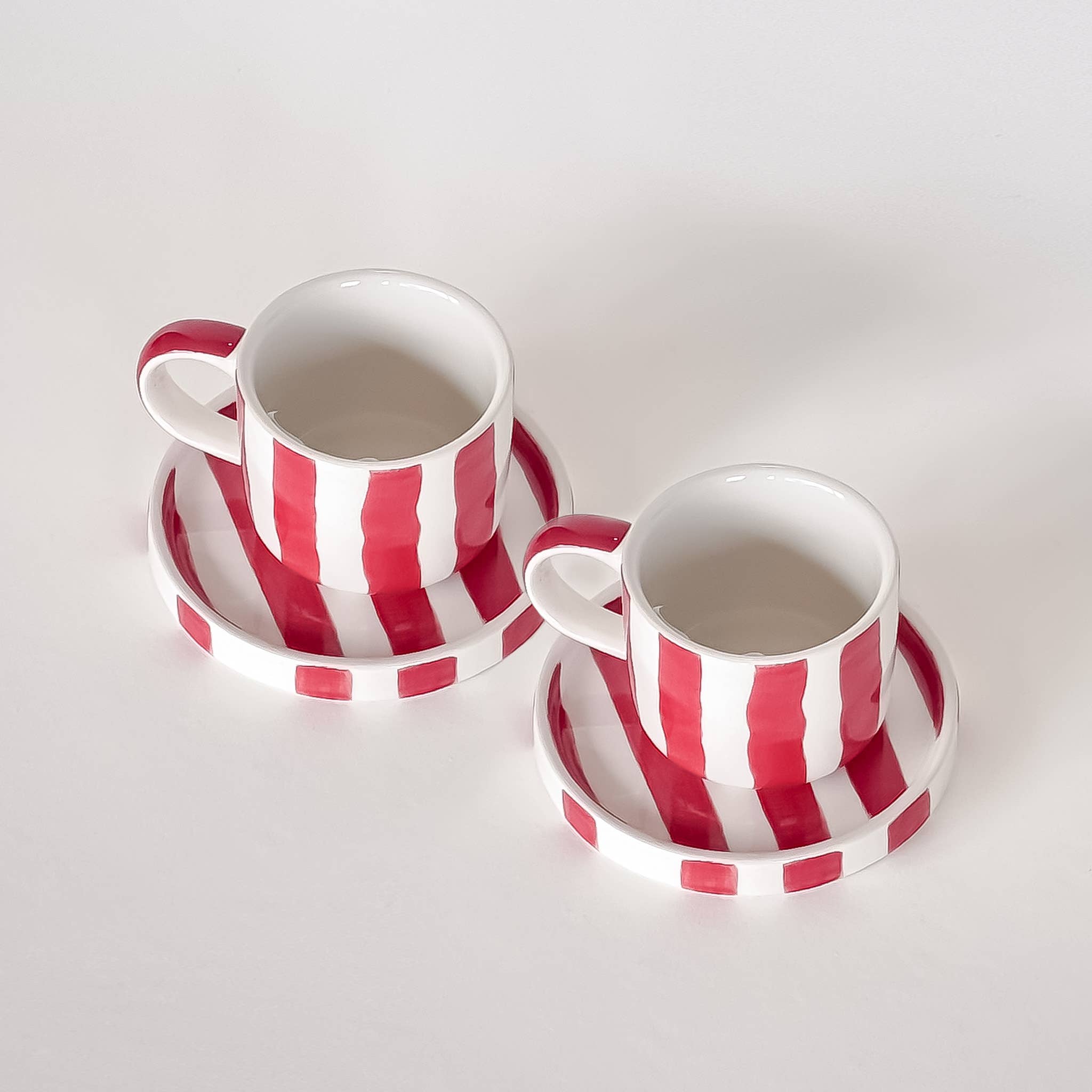 Set de deux tasses espresso rayées rouge et blanc avec soucoupes assorties, collection STRIPES TRAMONTO de MAGAZIN MINORI.