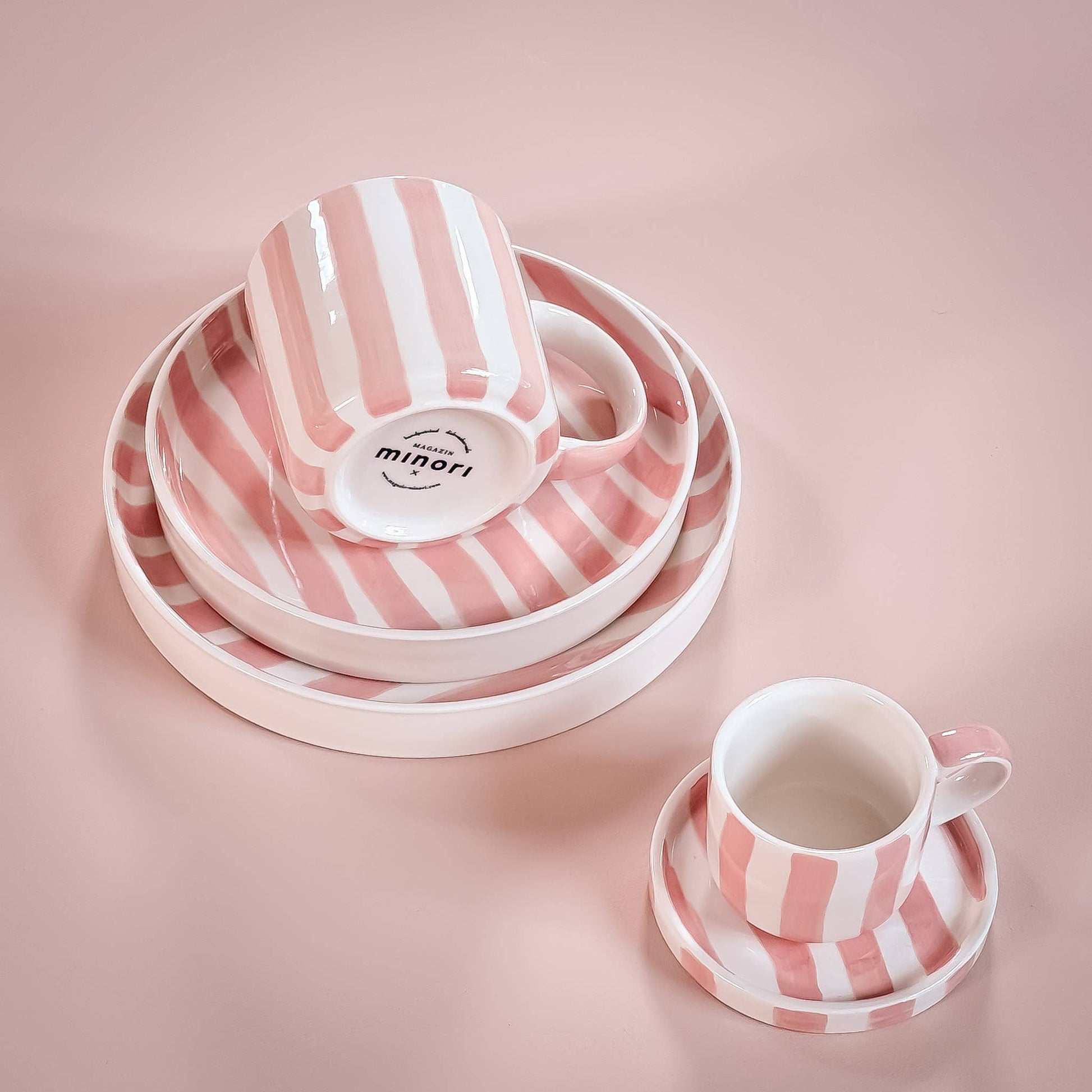 Set de deux tasses espresso avec soucoupes en céramique blanche à rayures rose tendre, modèle STRIPES Incanto Rose de Magazin Minori.