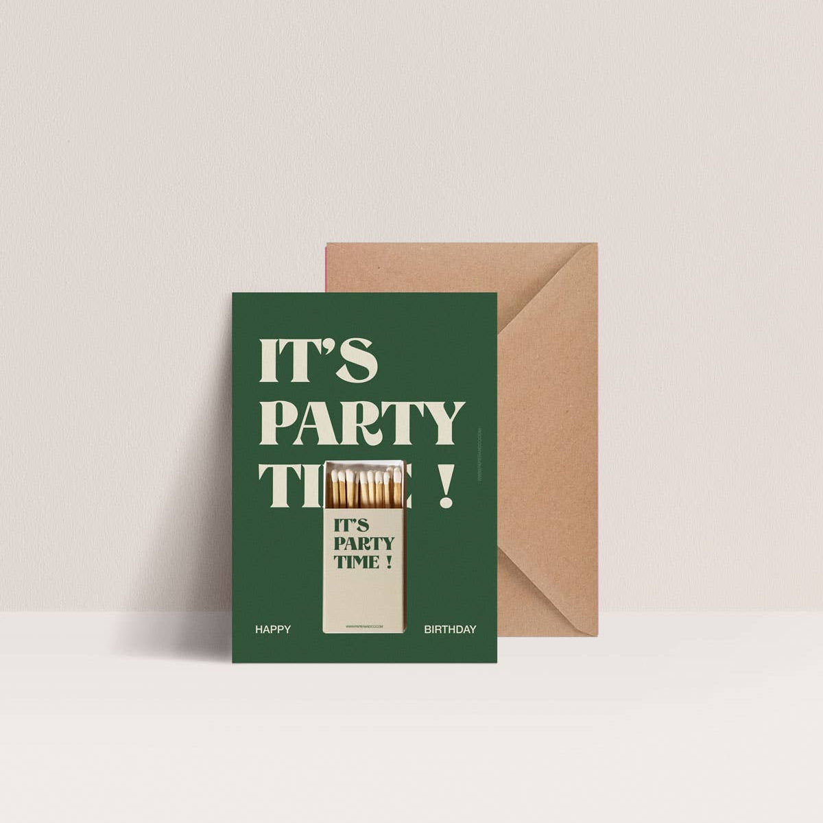 Carte IT’S PARTY TIME! verte avec allumettes et enveloppe kraft – Papier & Co