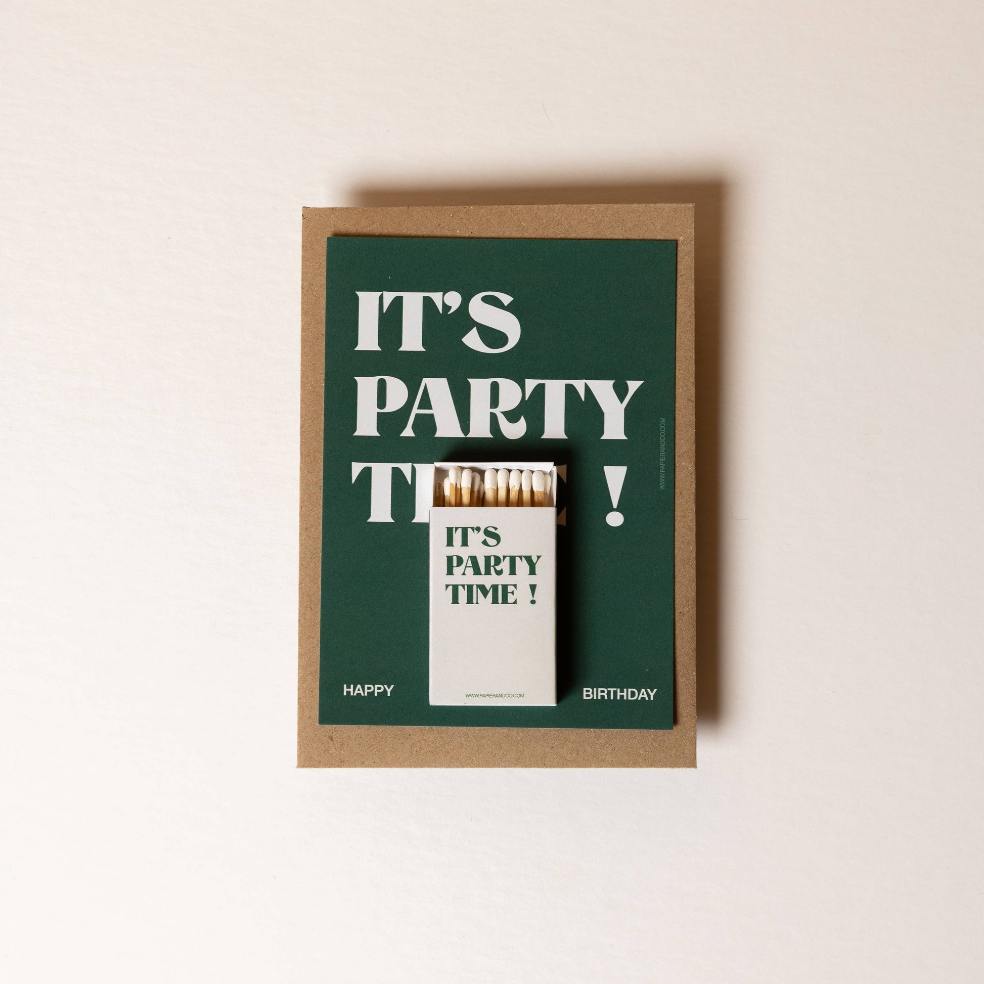 Carte IT’S PARTY TIME! verte avec allumettes et enveloppe kraft – Papier & Co