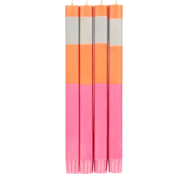 Lot de quatre bougies tricolores orange, neyron et rose, fabriquées à la main en cire végétale dans le cadre du commerce équitable.