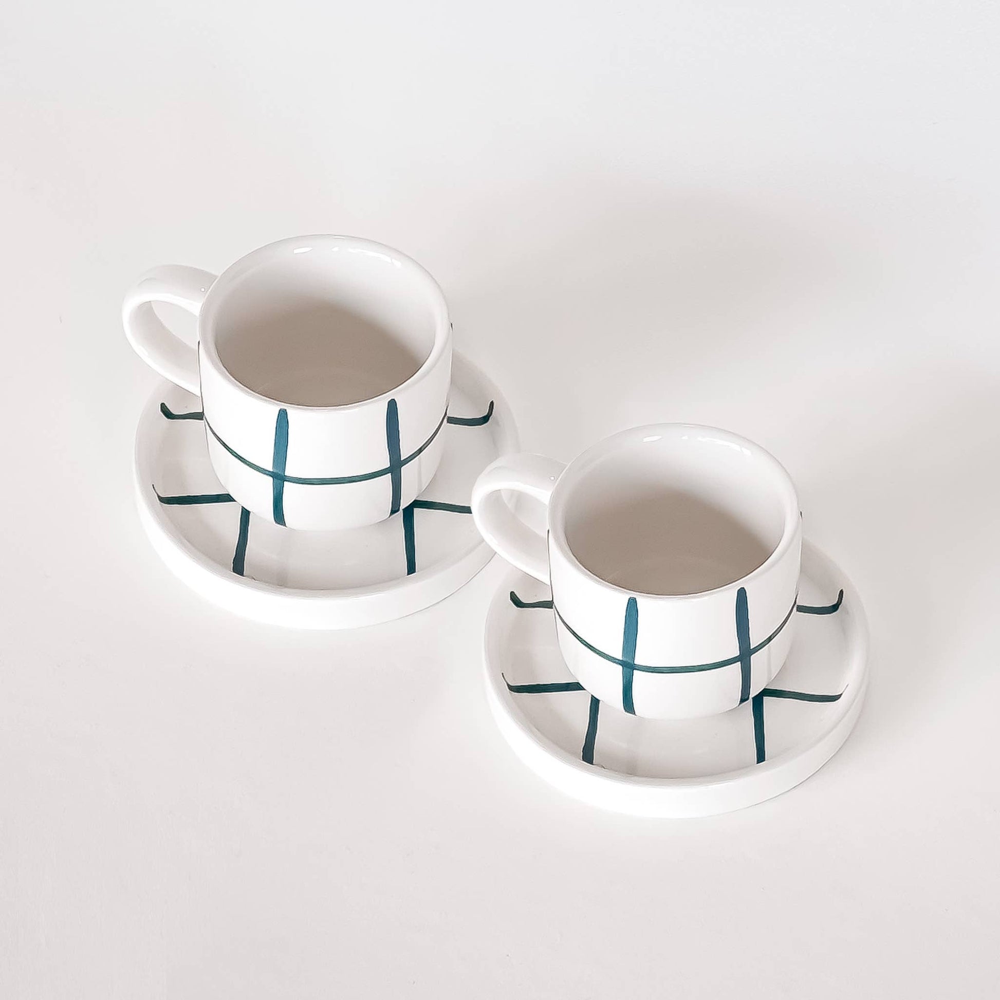 Set de deux tasses espresso blanches à motif quadrillage vert doux avec soucoupes assorties, collection GRID de MAGAZIN MINORI.