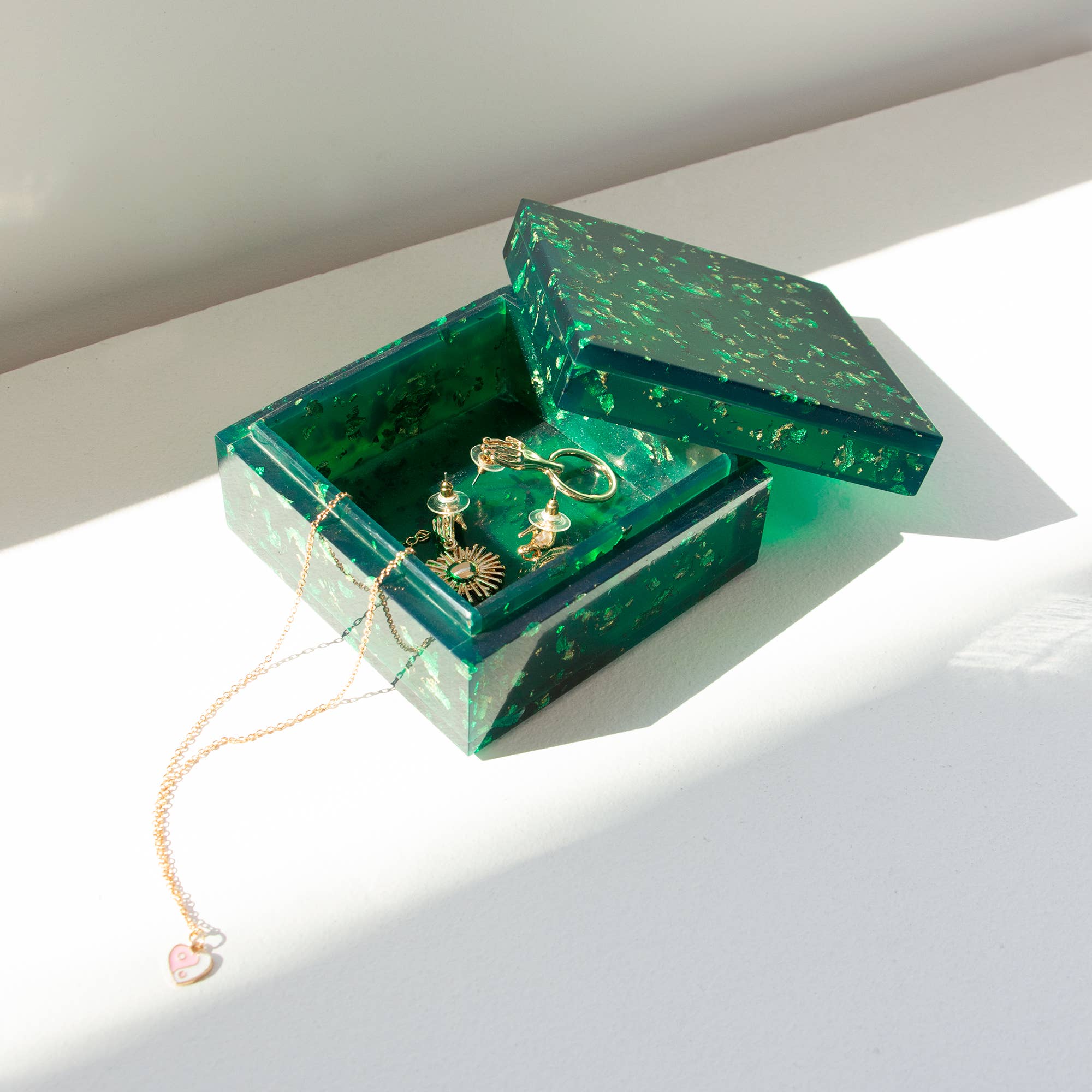 Petite boîte à bijoux verte en résine