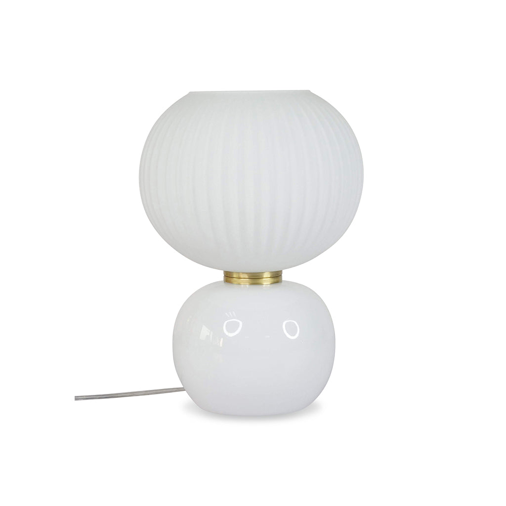 Lampe ADONIS OPJET Paris avec base en verre blanc brillant, globe blanc mat strié et anneau doré en laiton