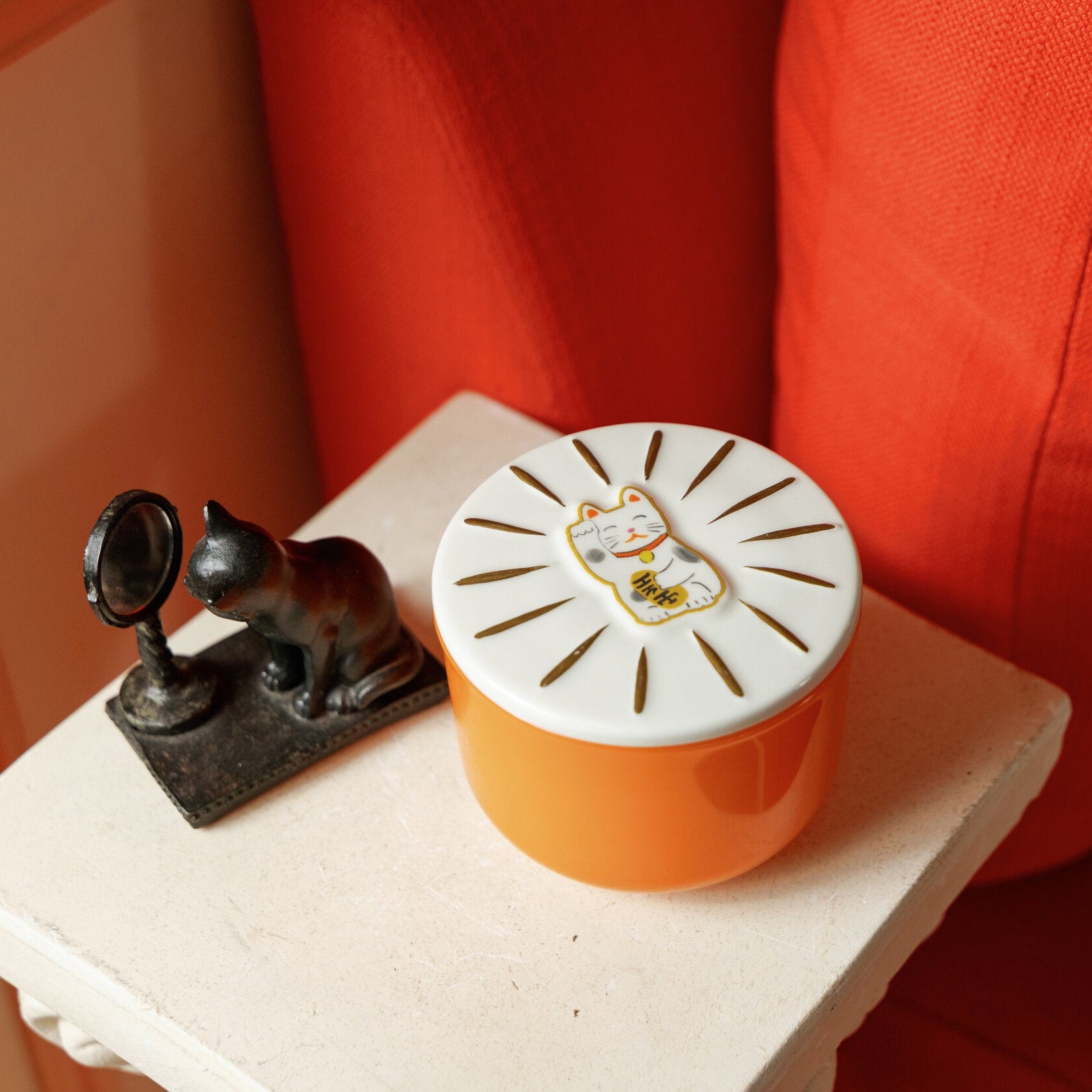 Bougie CHARMED - verre orange / Chat Maneki-neko
