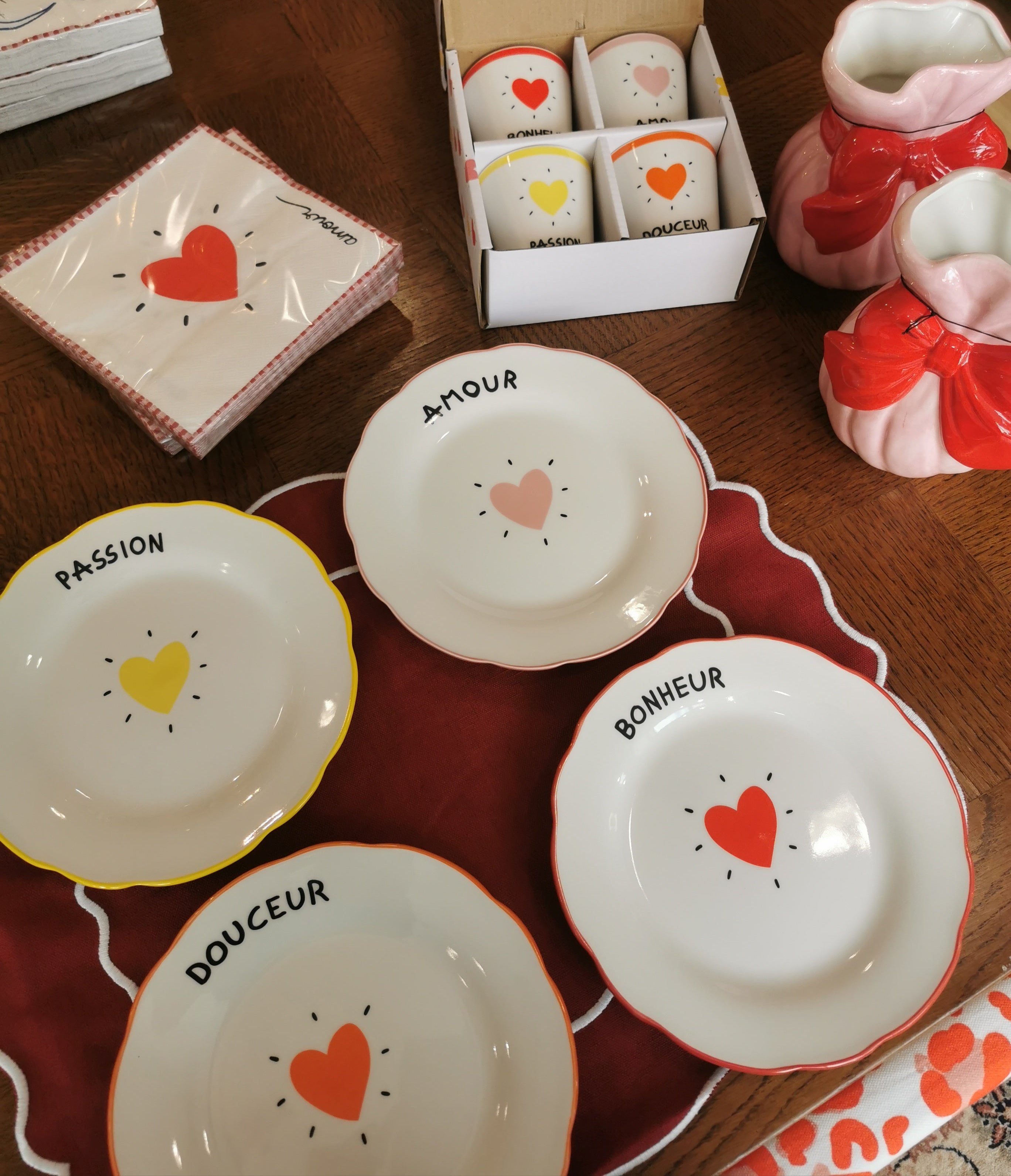 Collection AMOUR, tasses, assiettes et serviettes |OPJET PARIS