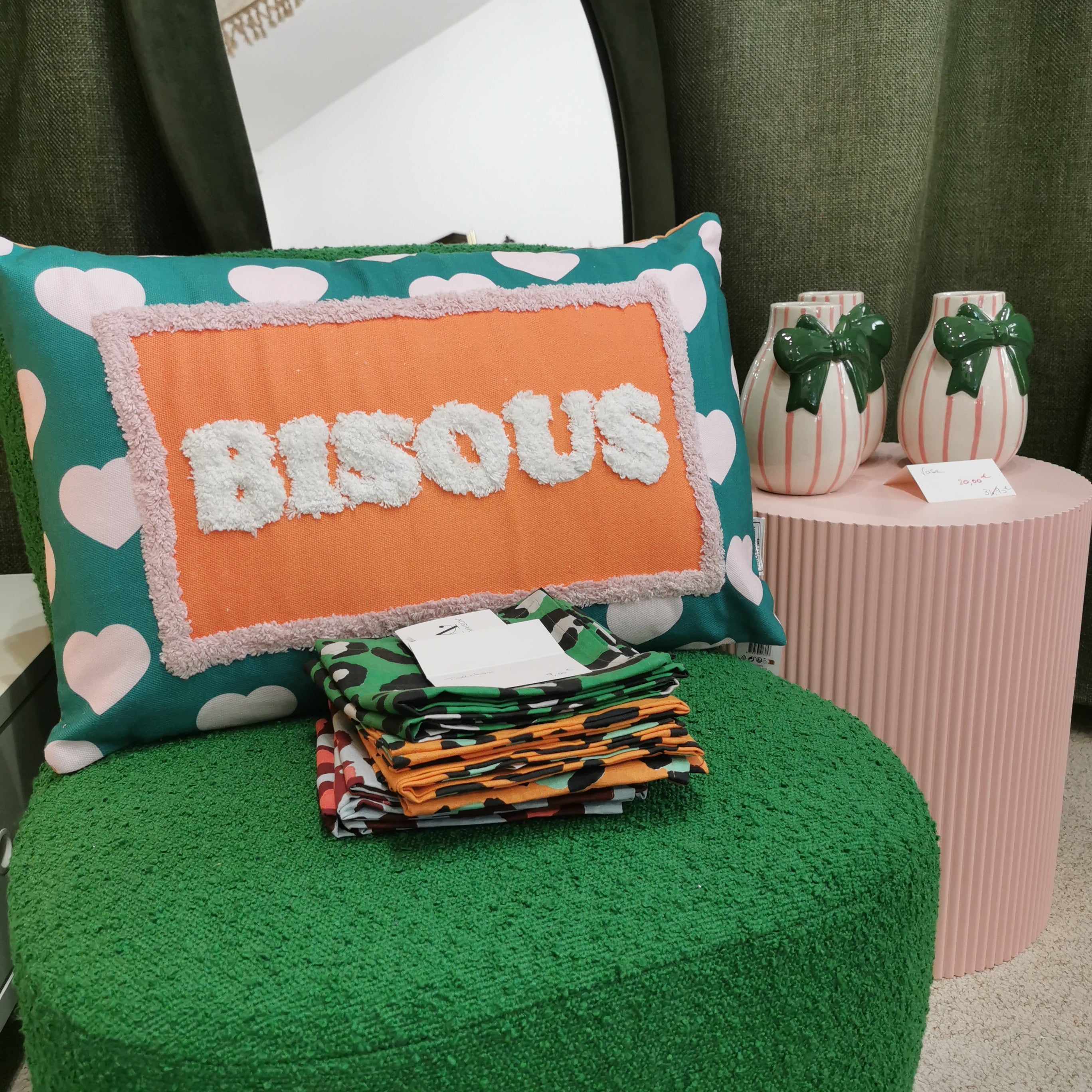 Coussin BISOUS sur fauteuil EVE vert.