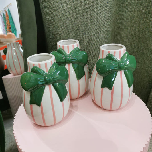 Vases à rayures roses, avec nœud en relief vert, de KERSTEN