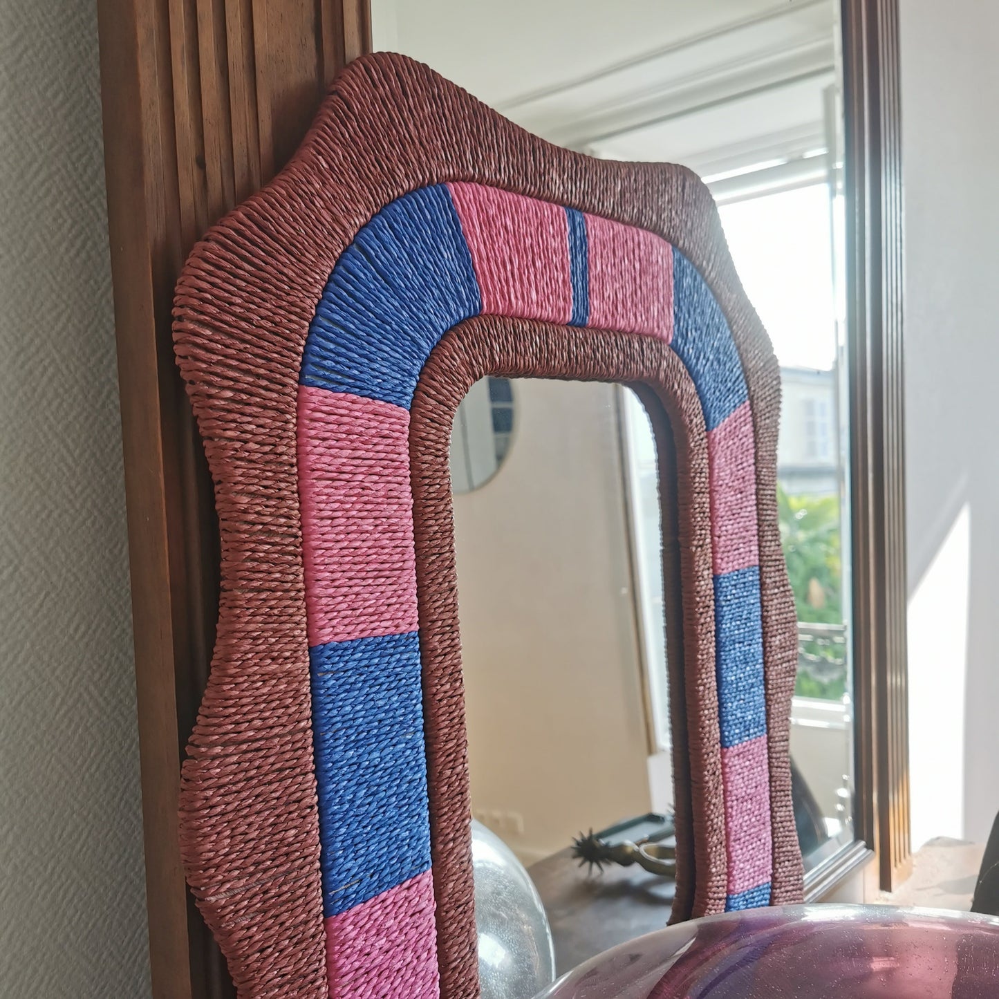 Détails de miroir en cordes tressées rose et bleu, de KERSTEN