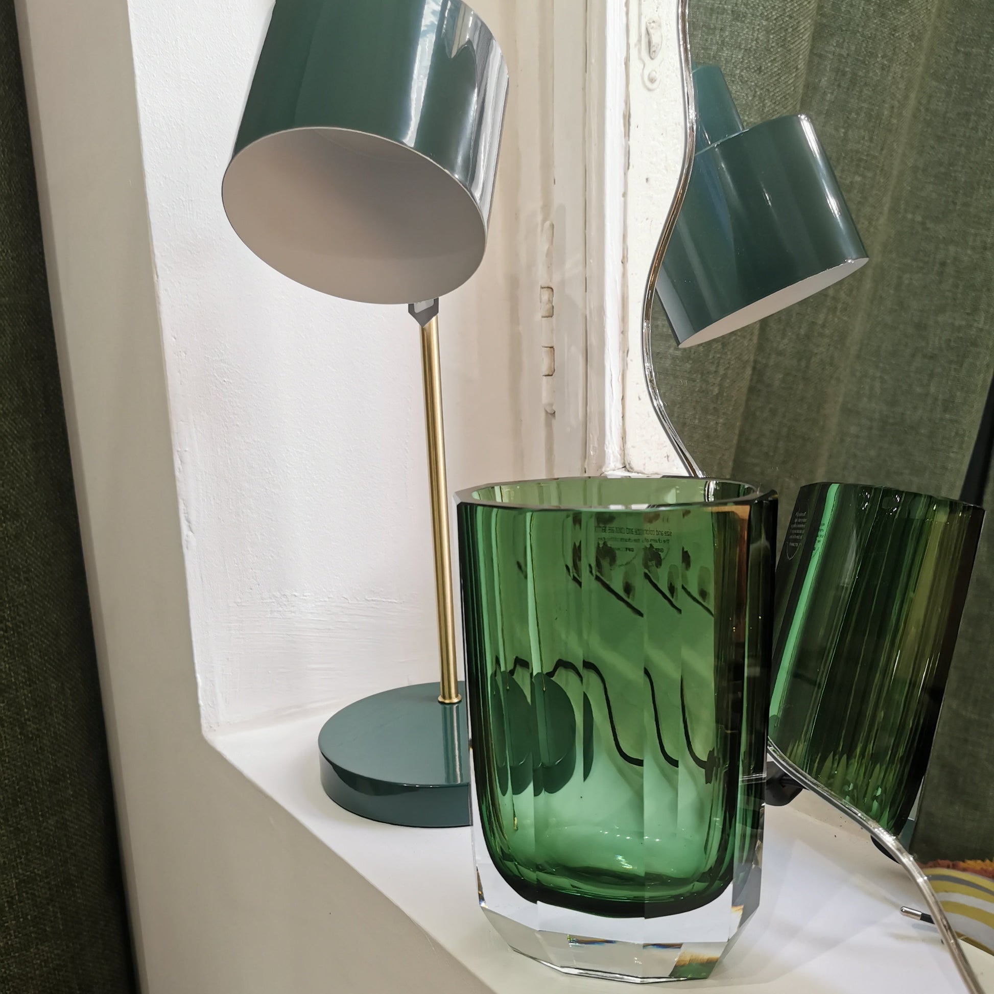 Vase en verre teinté vert foncé, forme facettée – modèle CASHMERE 20 cm