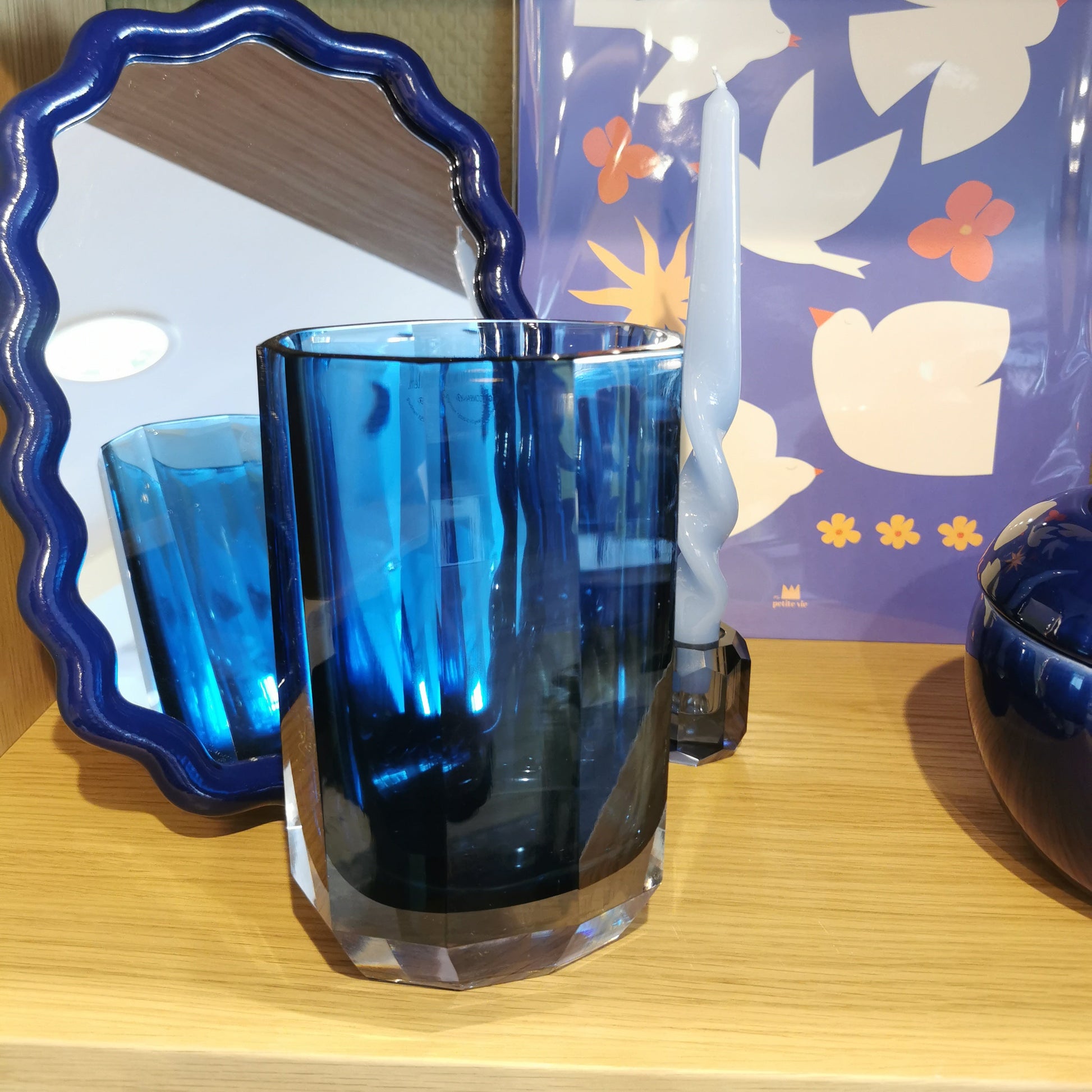 Vase en verre teinté bleu, forme facettée octogonale – modèle CASHMERE 20 cm