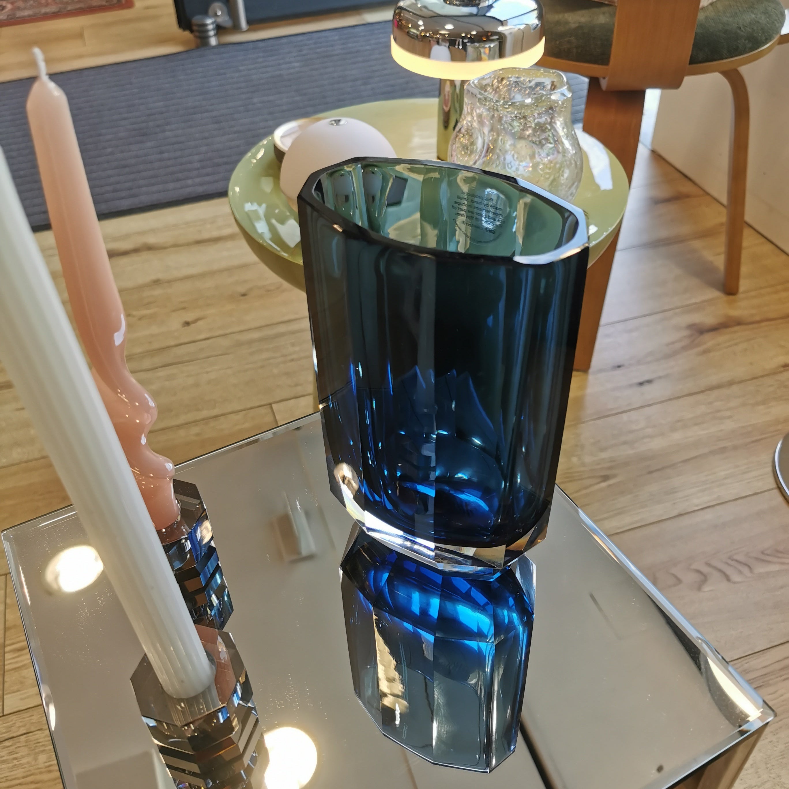 Vase en verre teinté bleu, forme facettée octogonale – modèle CASHMERE 20 cm