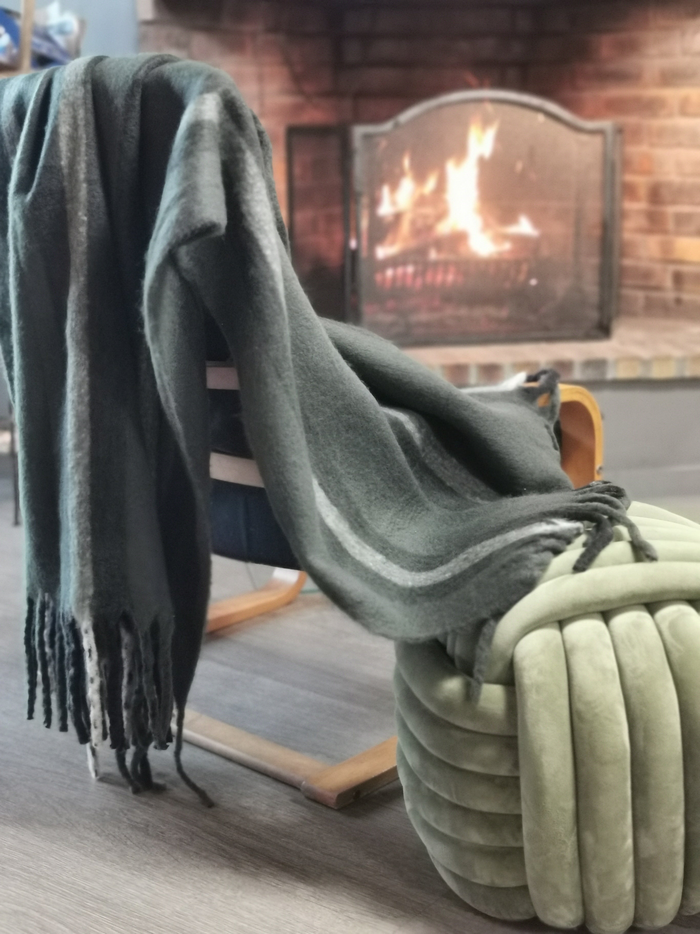 Plaid ISABEL vert et pouf passementerie vert | VIVARAISE & OPJET Paris