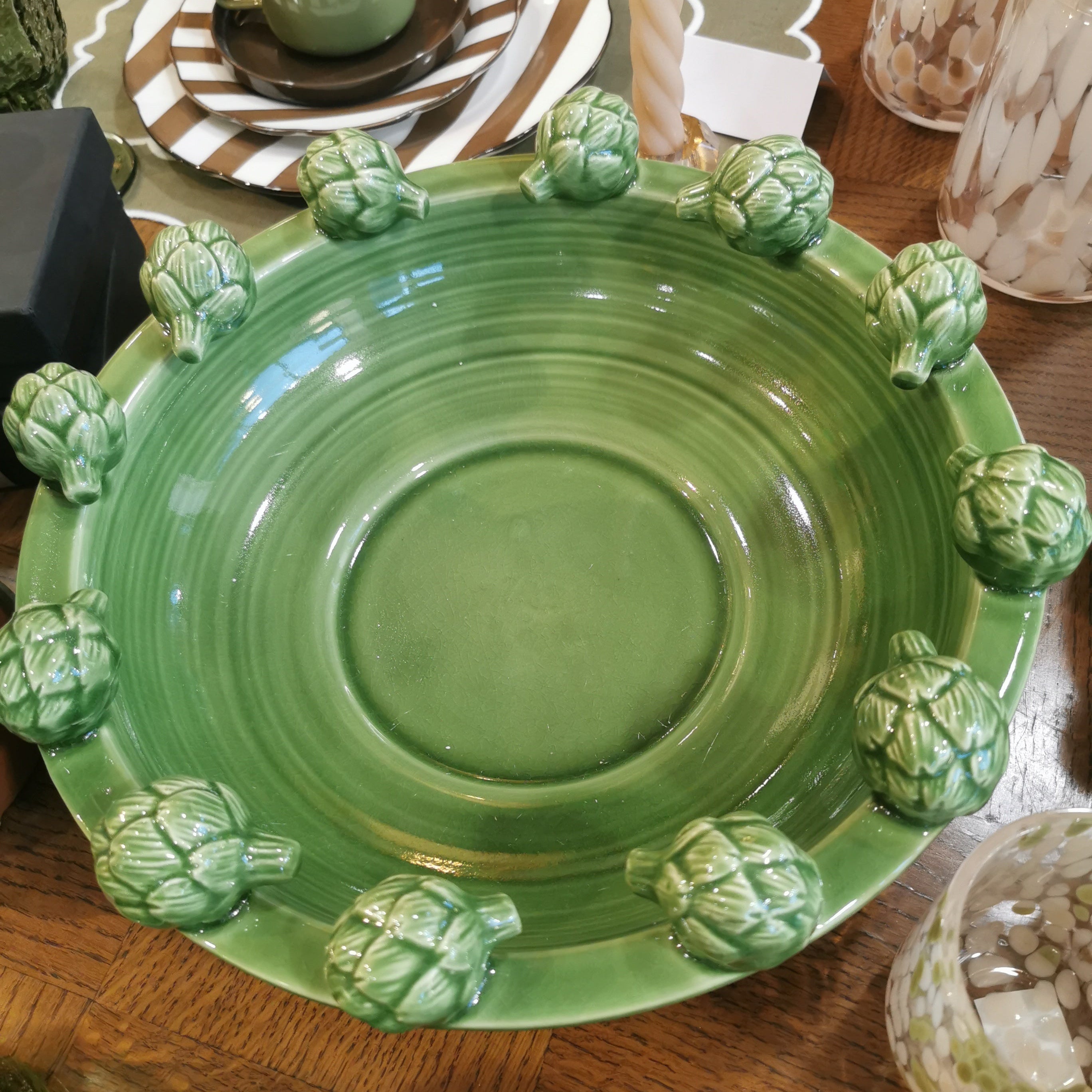 Centre de table en céramique verte décoré d’artichauts en relief, modèle OPJET PARIS.