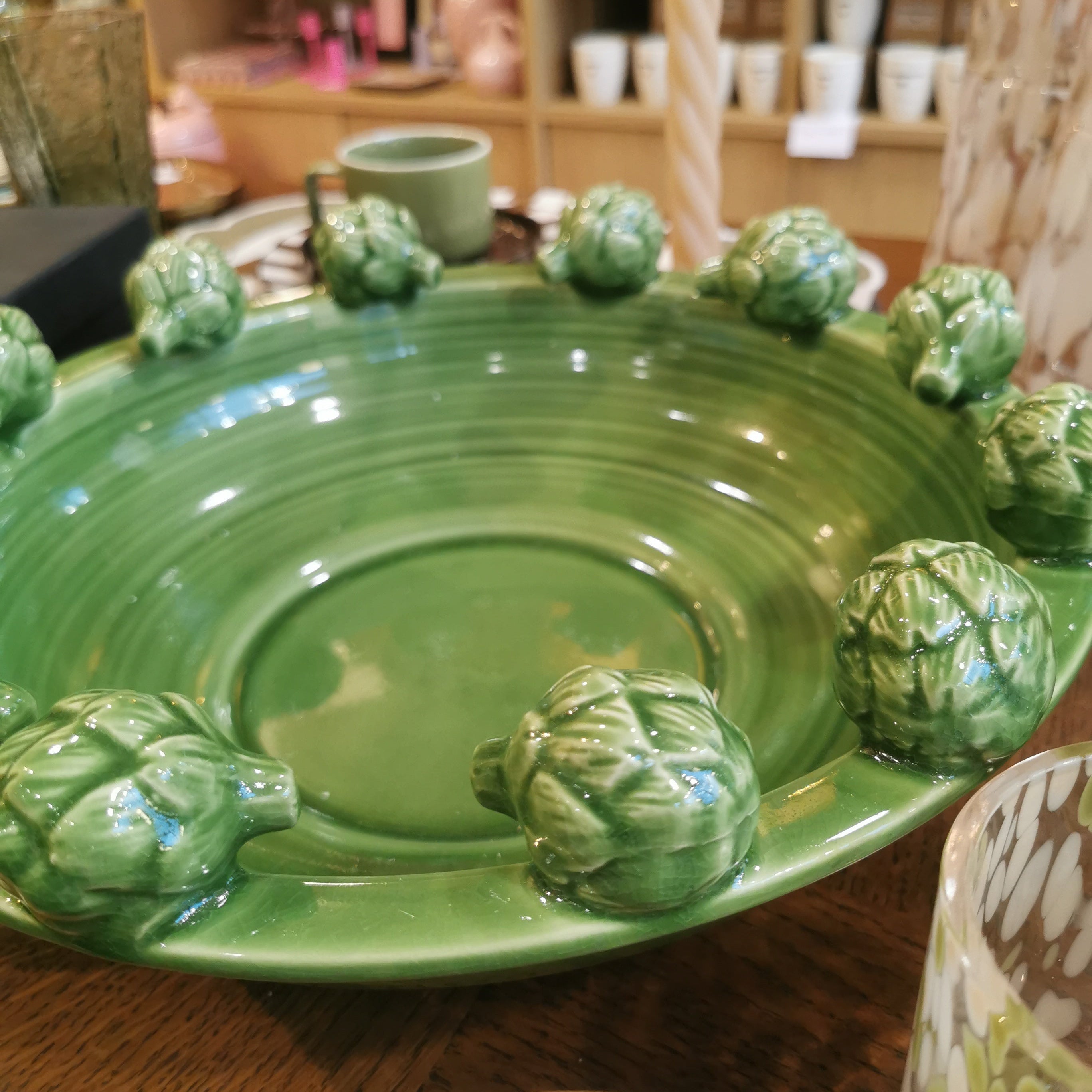 Centre de table en céramique verte décoré d’artichauts en relief, modèle OPJET PARIS.