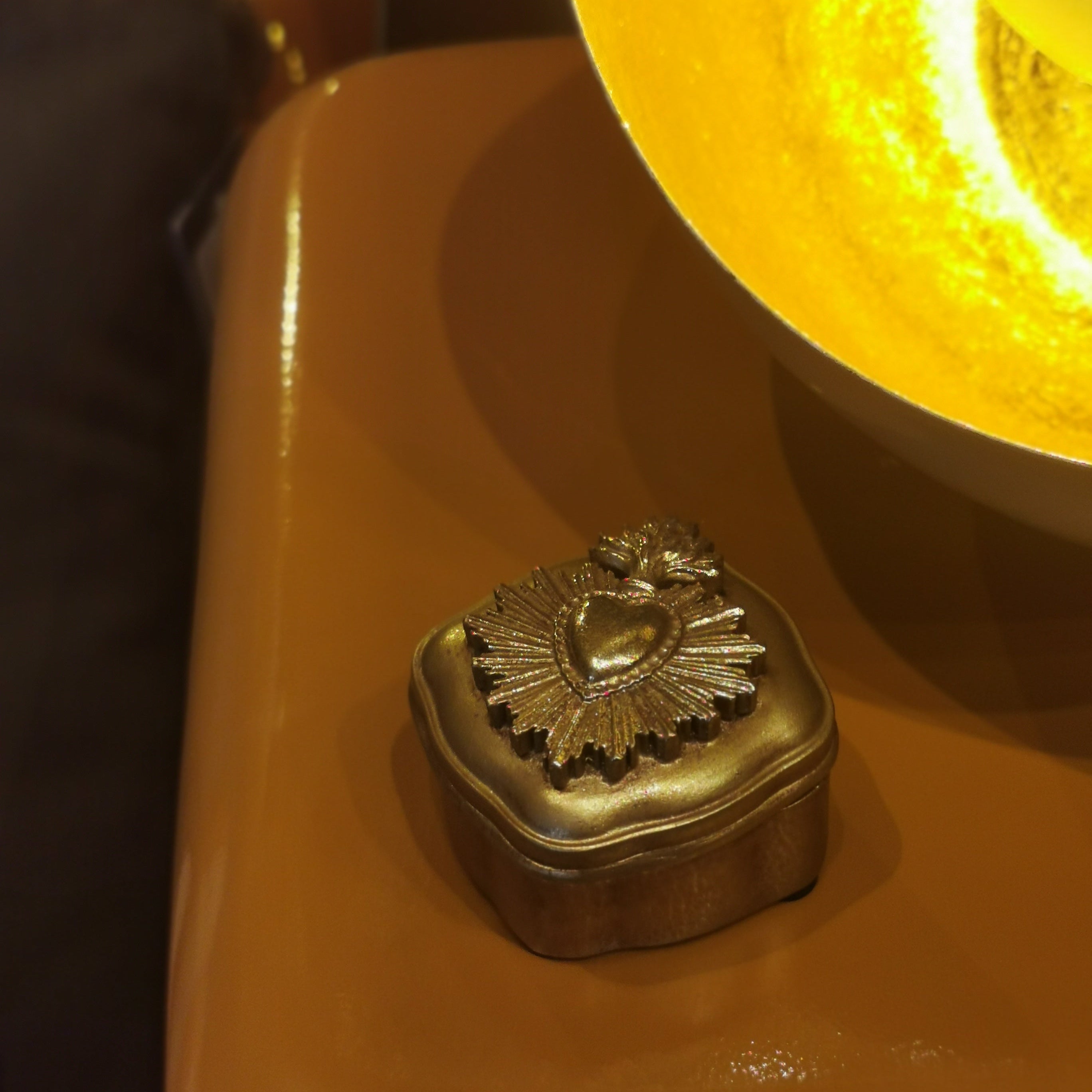 Petite boite dorée, avec décor ex-voto | Opjet Paris