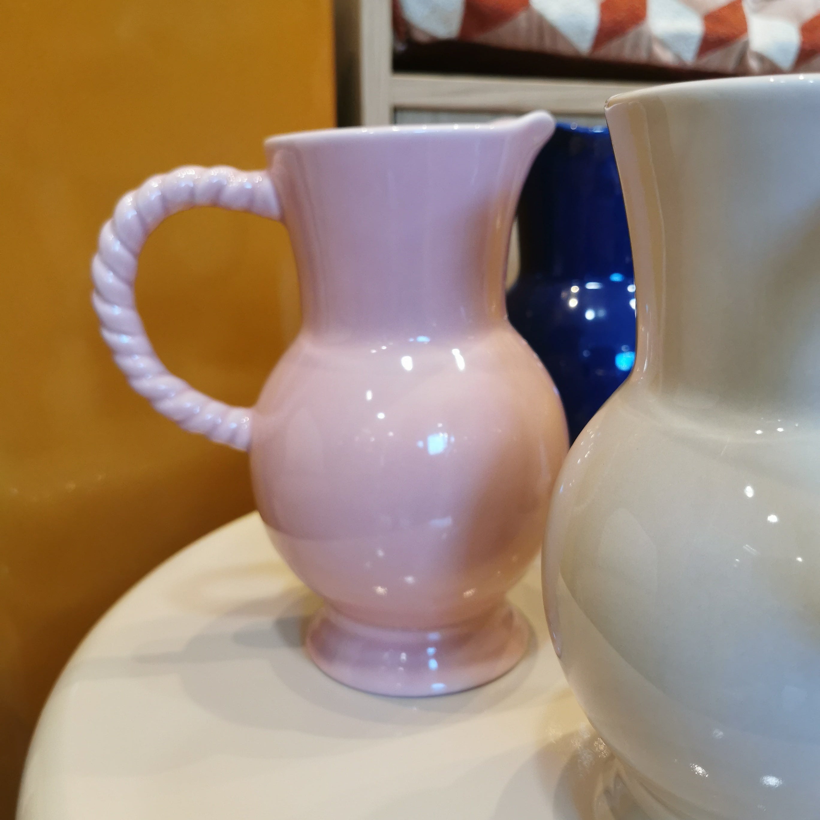 Pichet anse torsadée - rose