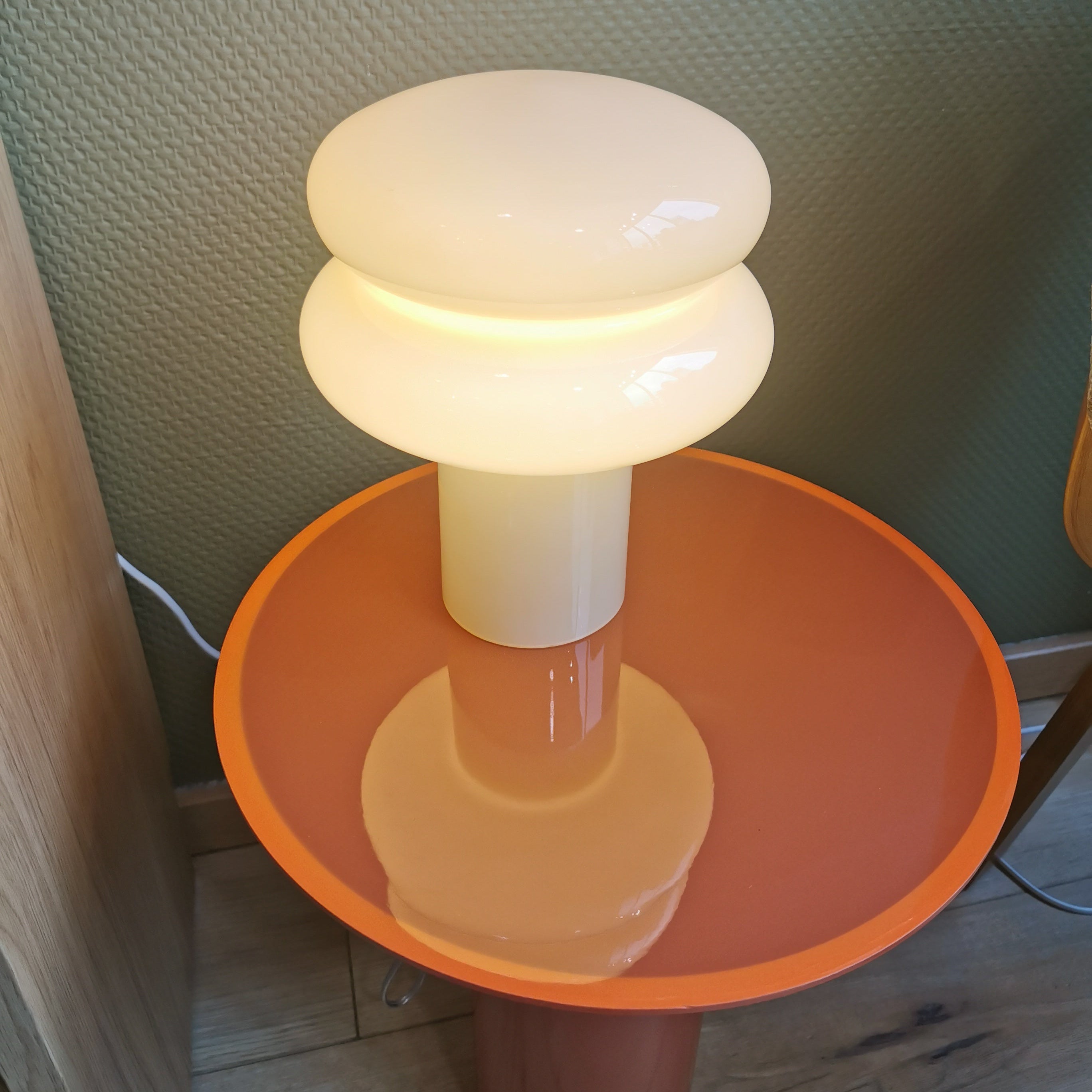 Lampe POPPO, lait, allumée | OPJET PARIS