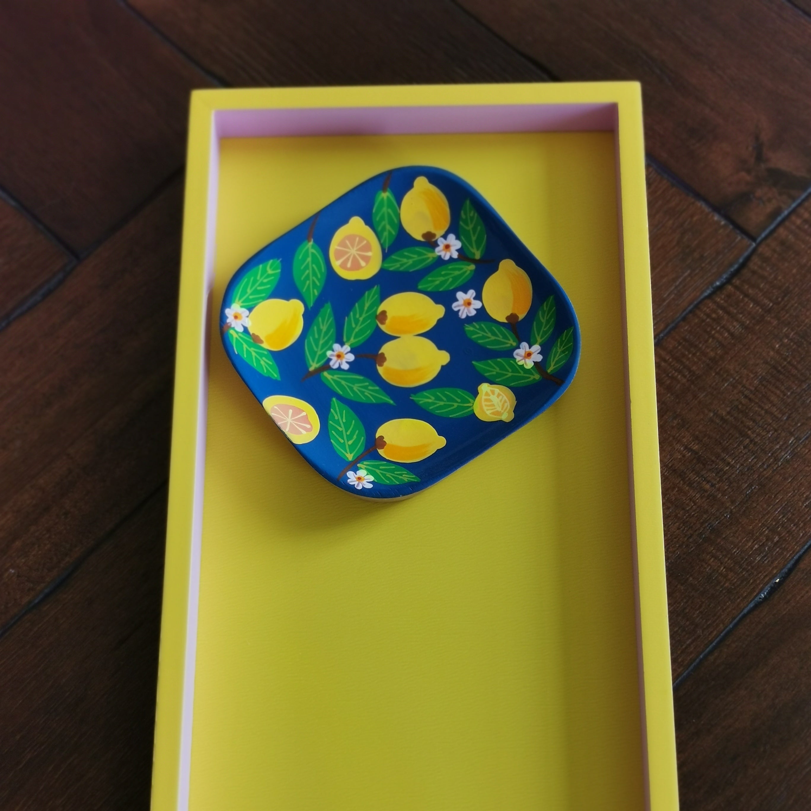 Assiette décorative carrée en bois de manguier – motif citrons