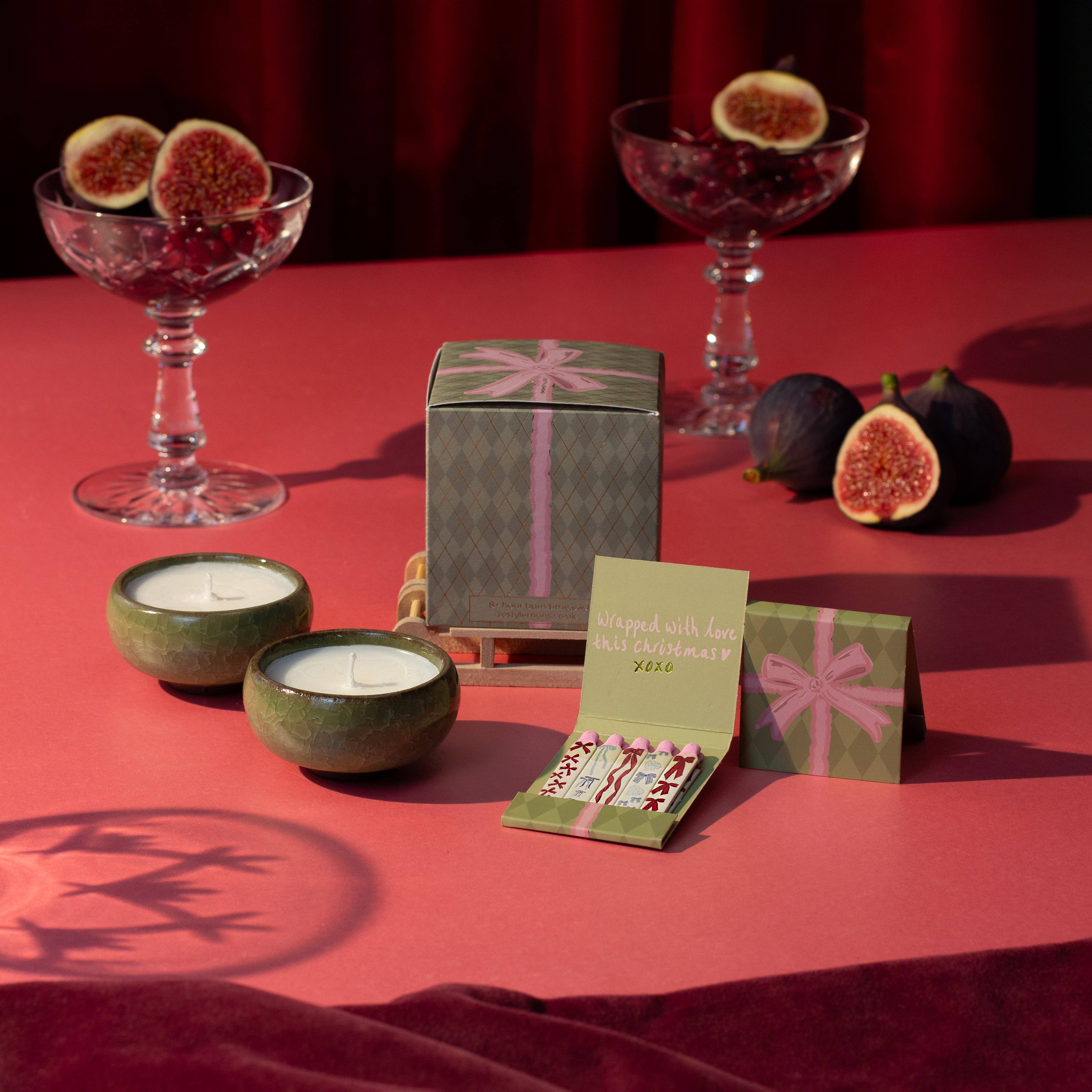 Coffret bougies Christmas Bow Zesty Lemons — deux bougies chauffe-plat en céramique parfum Myrrhe & Tonka, boîte cadeau avec nœud rose et traîneau en bois