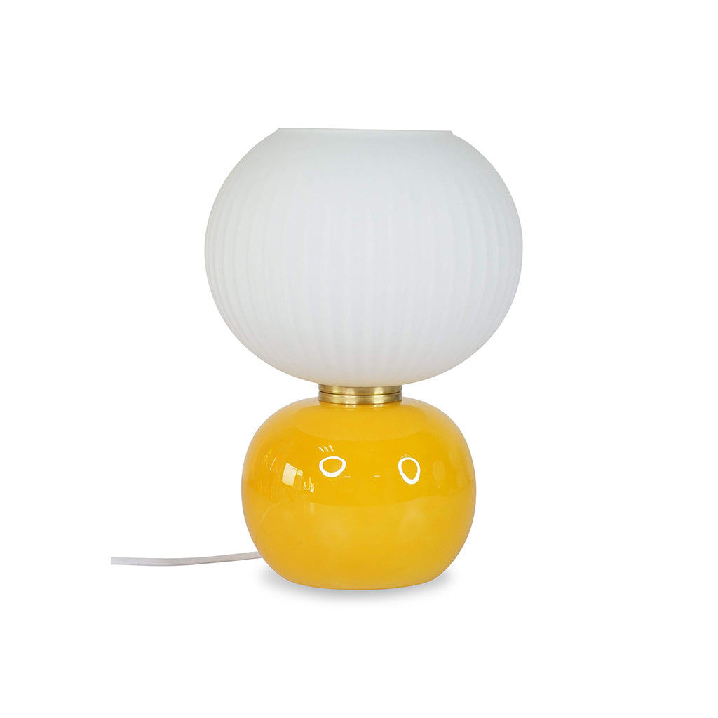Lampe ADONIS OPJET Paris avec base en verre jaune brillant, globe blanc mat strié et anneau doré en laiton