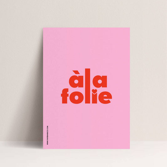 Affiche À LA FOLIE Papier & Co – fond rose et typographie rouge – Poster déco 30x40 cm