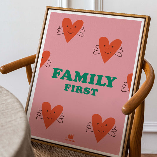 Affiche message FAMILY FIRST sur fond rose et cœurs rouges de MA PETITE VIE.