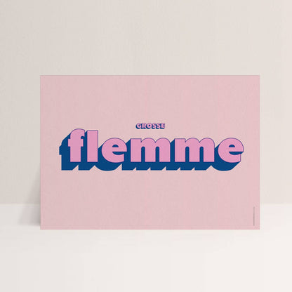 Affiche GROSSE FLEMME Papier & Co – fond rose, typographie bleue – Poster 30x40 cm