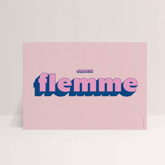 Affiche GROSSE FLEMME Papier & Co – fond rose, typographie bleue – Poster 30x40 cm