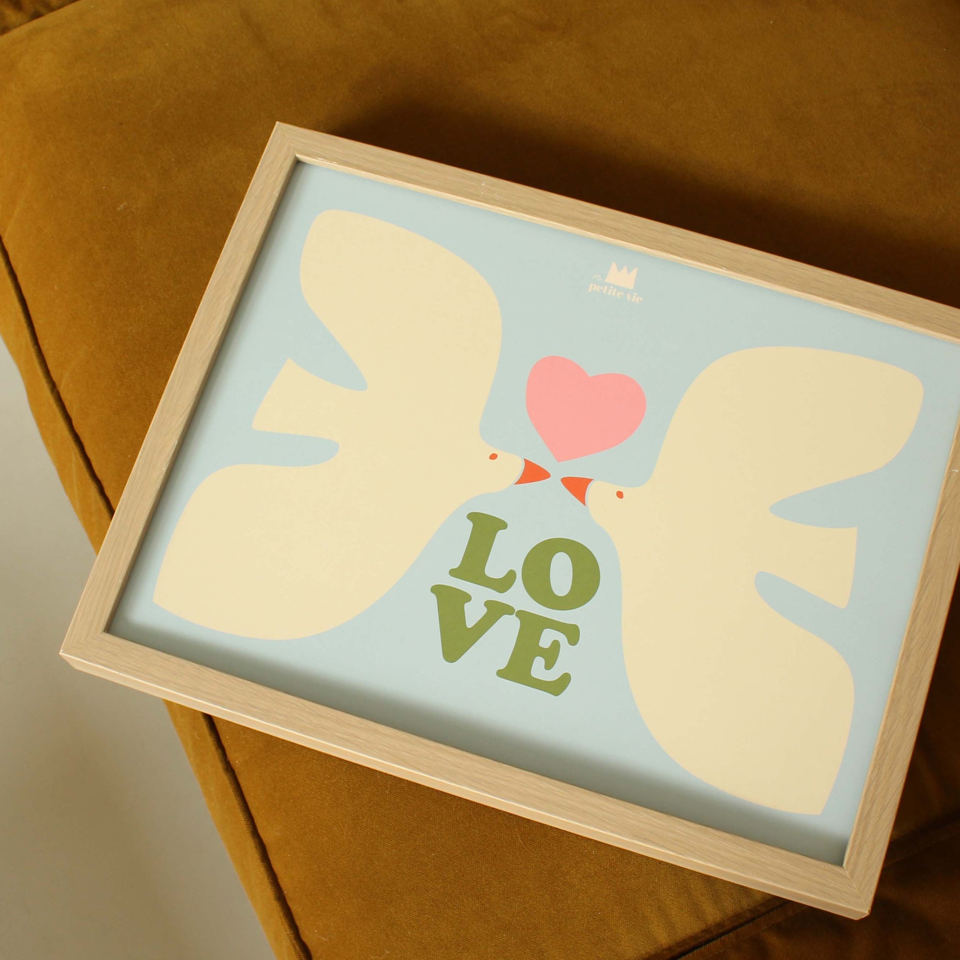 Affiche les oiseaux de l'amour, posée et encadrée, de MA PETITE VIE.