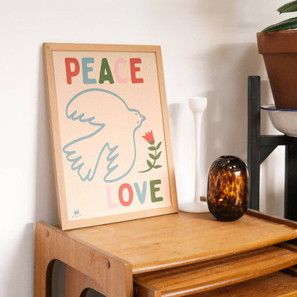Affiche encadrée PEACE AND LOVE, colombe et message sur fond beige