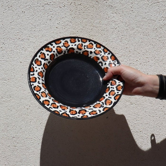 Assiette creuse motif léopard, FIERA de Maison Marmol, fabriquée en Espagne.