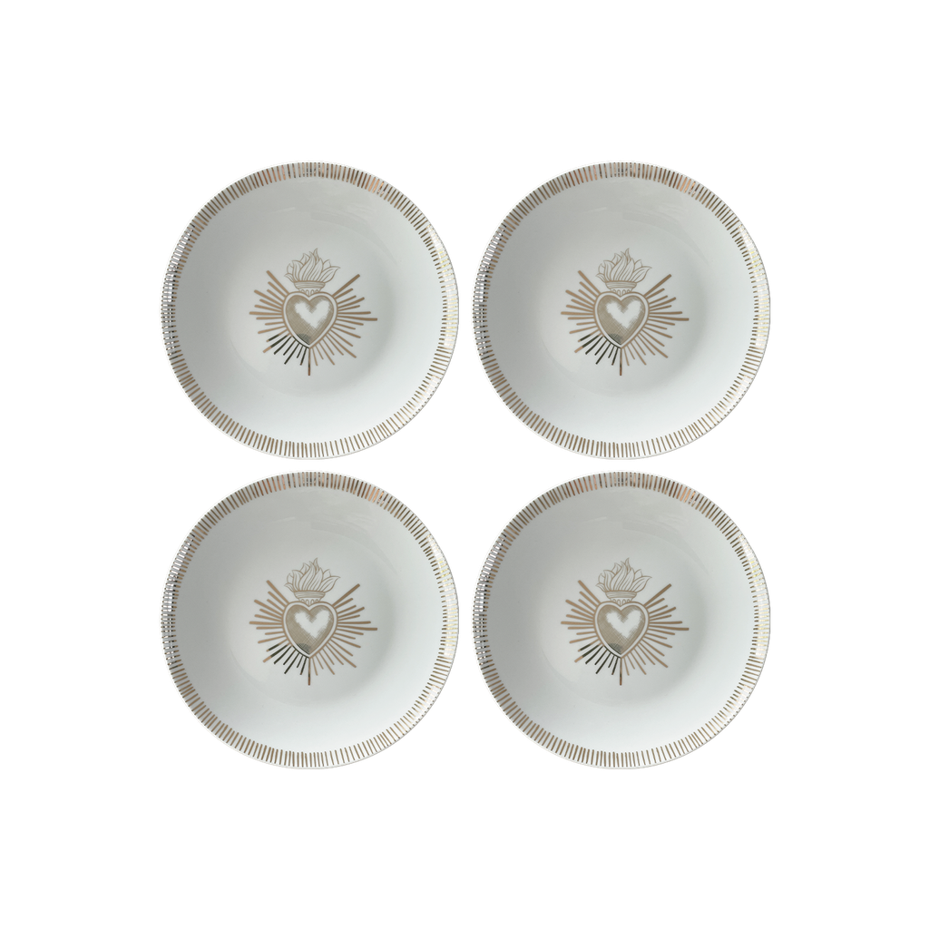 Set de quatre assiettes à dessert en porcelaine blanche décorées d’un motif doré Ex-Voto, collection OPJET PARIS.
