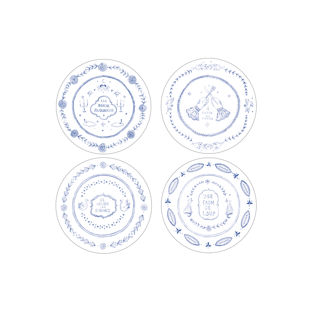 Set de quatre assiettes à dessert blanches ornées d’illustrations bleues et d’expressions françaises : À la bonne franquette, Une faim de loup, À ravir les papilles et Se lécher les babines – OPJET PARIS.
