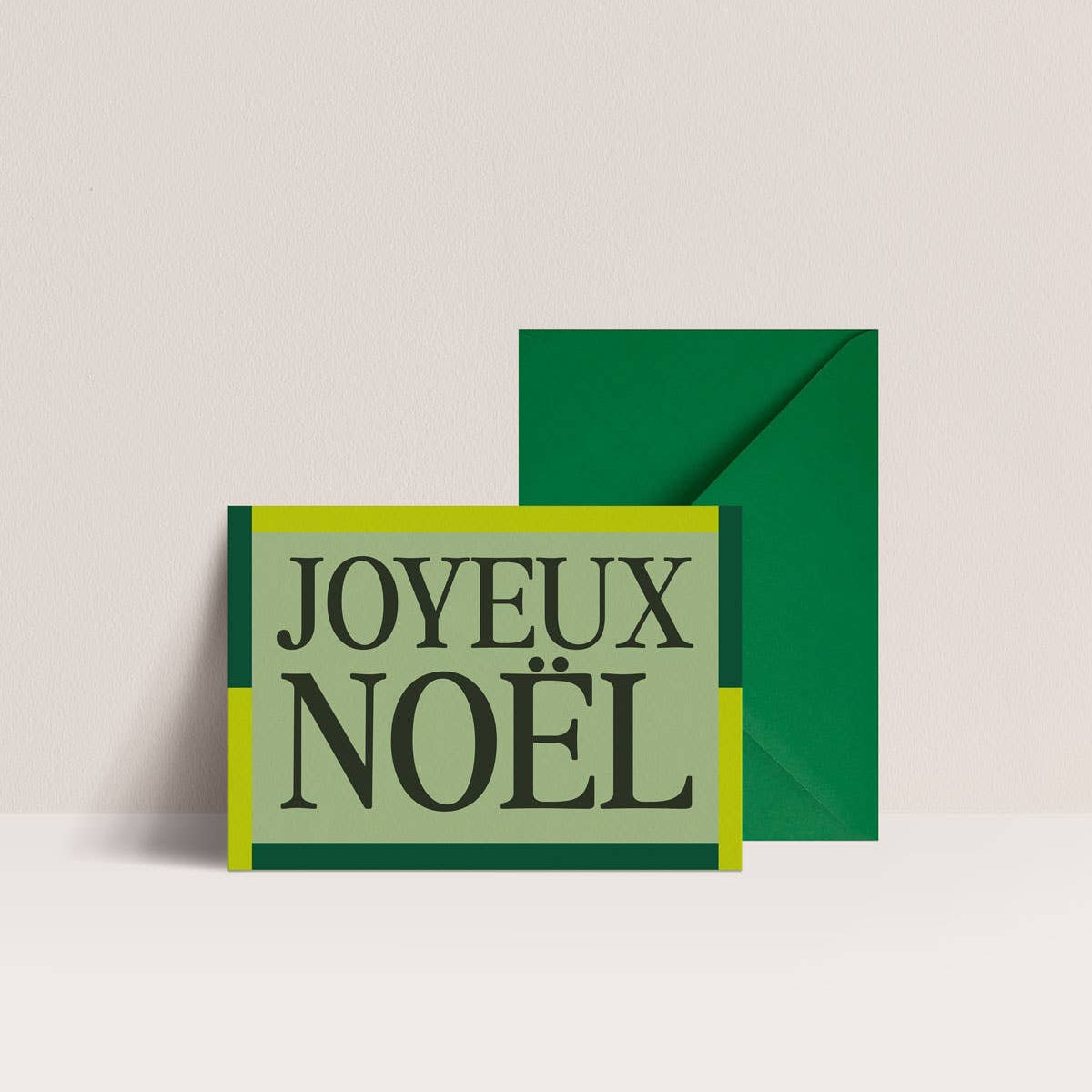 Carte de vœux “Joyeux Noël” Papier & Co avec enveloppe verte, format 75 × 105 mm.