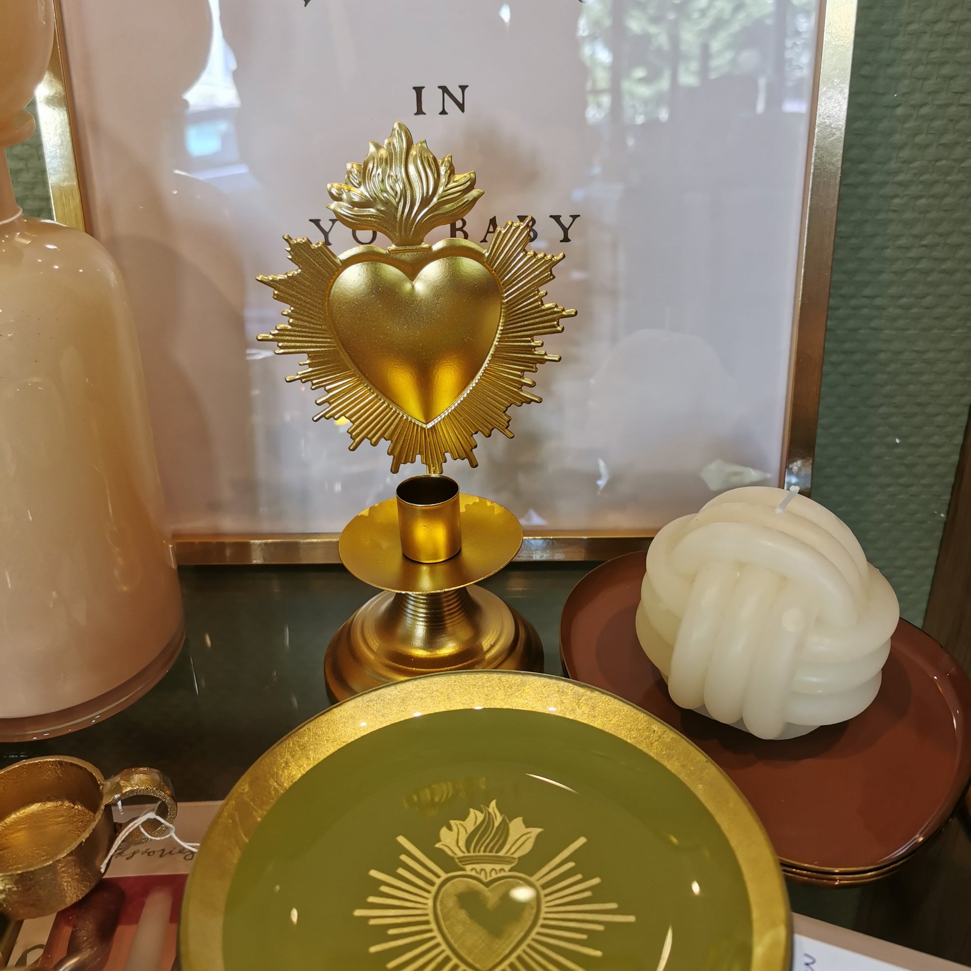 Bougeoir en métal doré, ex-voto / coeur enflammé
