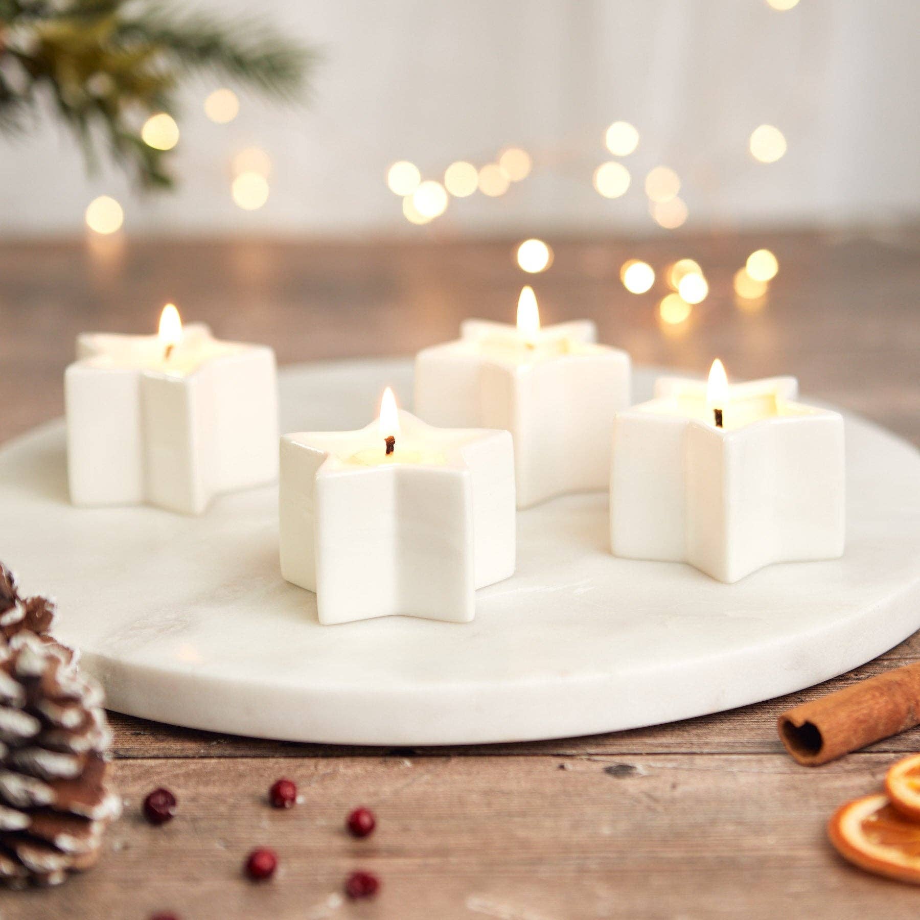 Coffret Zesty Lemons contenant quatre bougies en céramique en forme d’étoile parfum Starry Night.